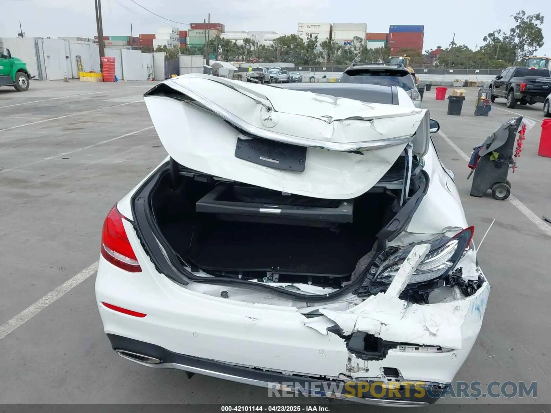 16 Photograph of a damaged car WDDZF4JB9KA611936 MERCEDES-BENZ E 300 2019