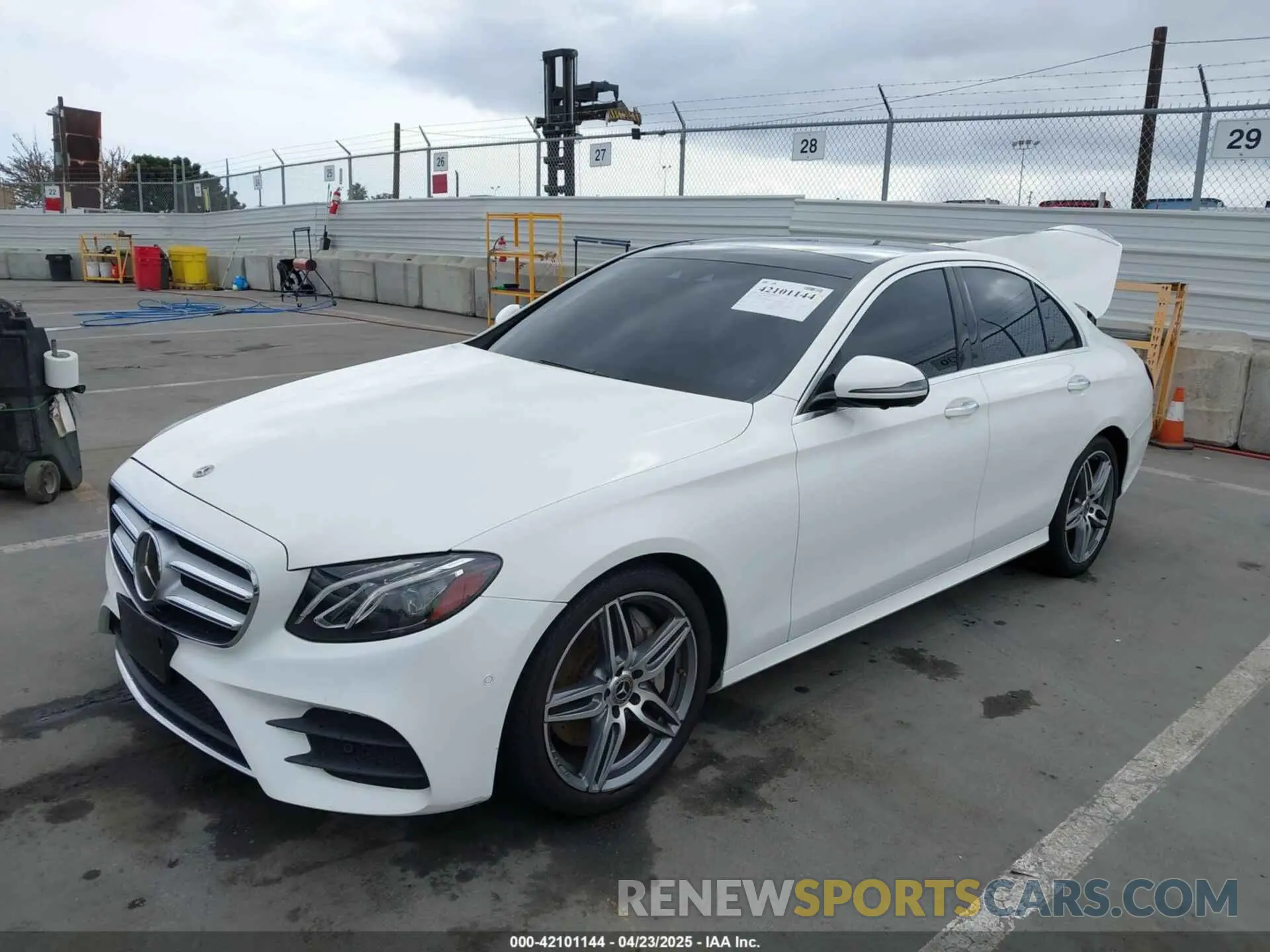 2 Photograph of a damaged car WDDZF4JB9KA611936 MERCEDES-BENZ E 300 2019