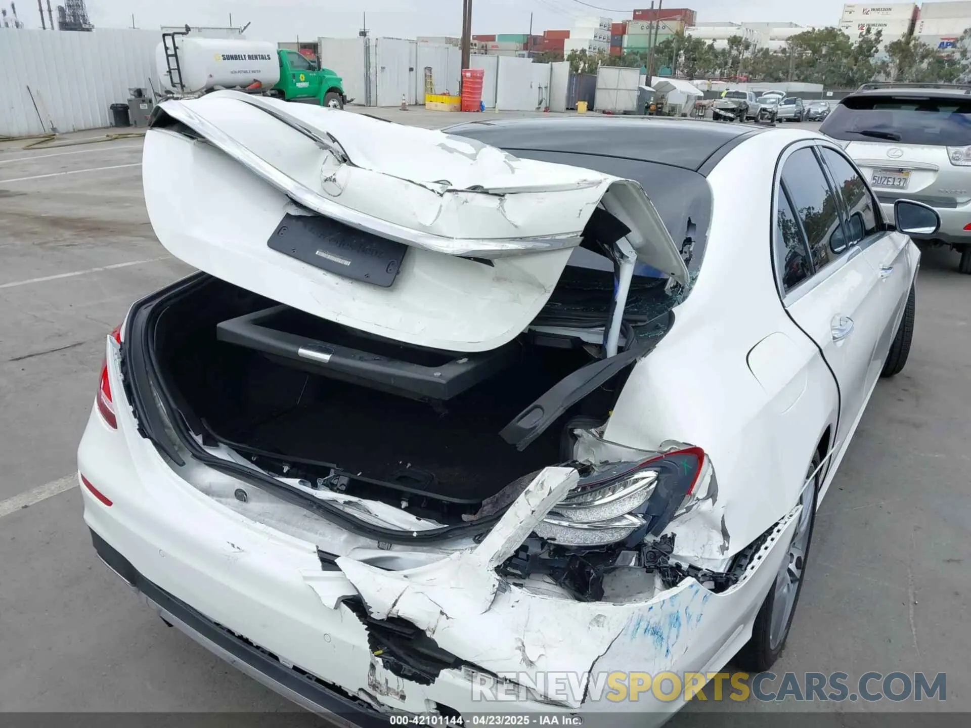 6 Photograph of a damaged car WDDZF4JB9KA611936 MERCEDES-BENZ E 300 2019