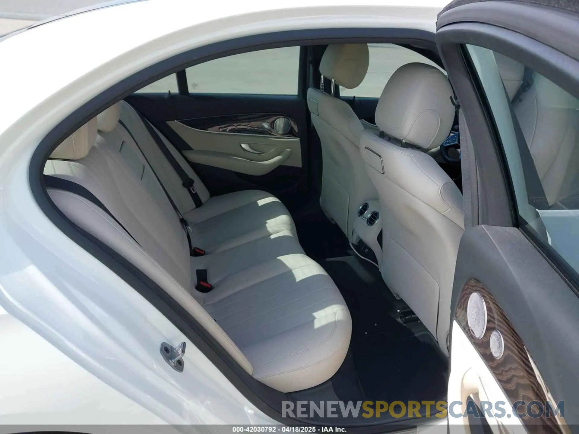 8 Photograph of a damaged car WDDZF4JBXKA504054 MERCEDES-BENZ E 300 2019