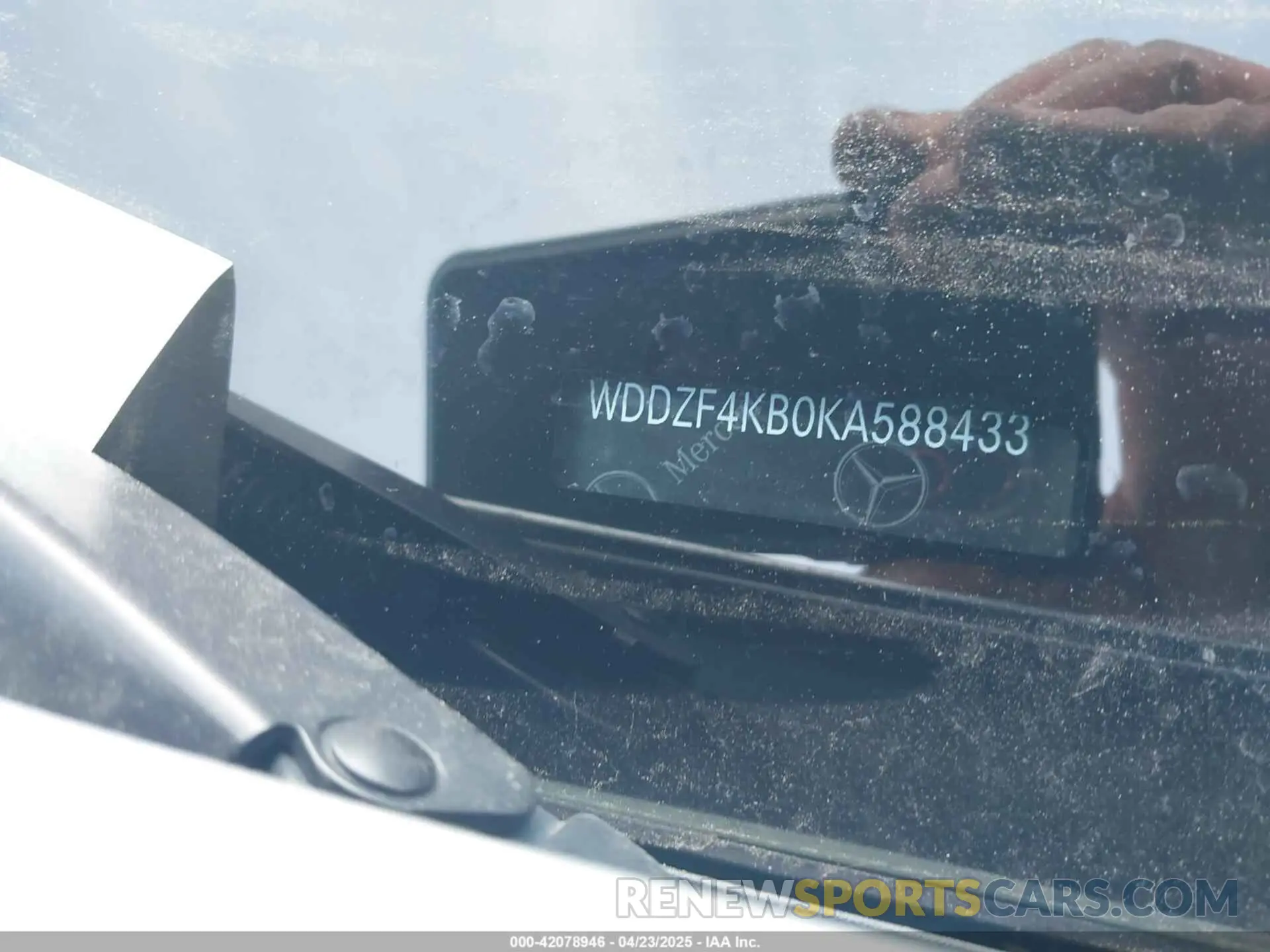 16 Photograph of a damaged car WDDZF4KB0KA588433 MERCEDES-BENZ E 300 2019