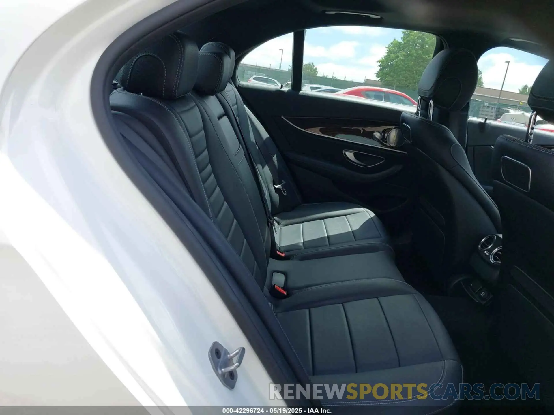 8 Photograph of a damaged car WDDZF4KB3KA525715 MERCEDES-BENZ E 300 2019