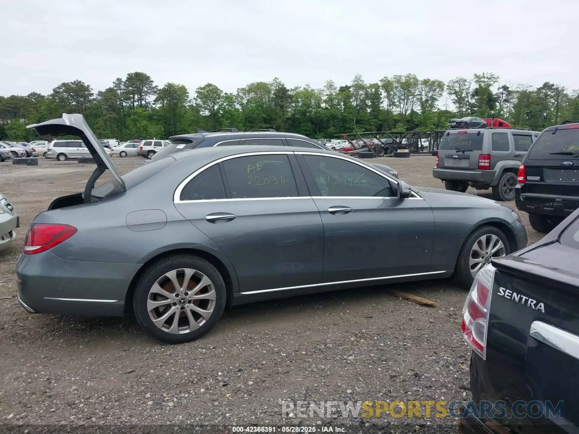 13 Photograph of a damaged car WDDZF4KB9KA575468 MERCEDES-BENZ E 300 2019