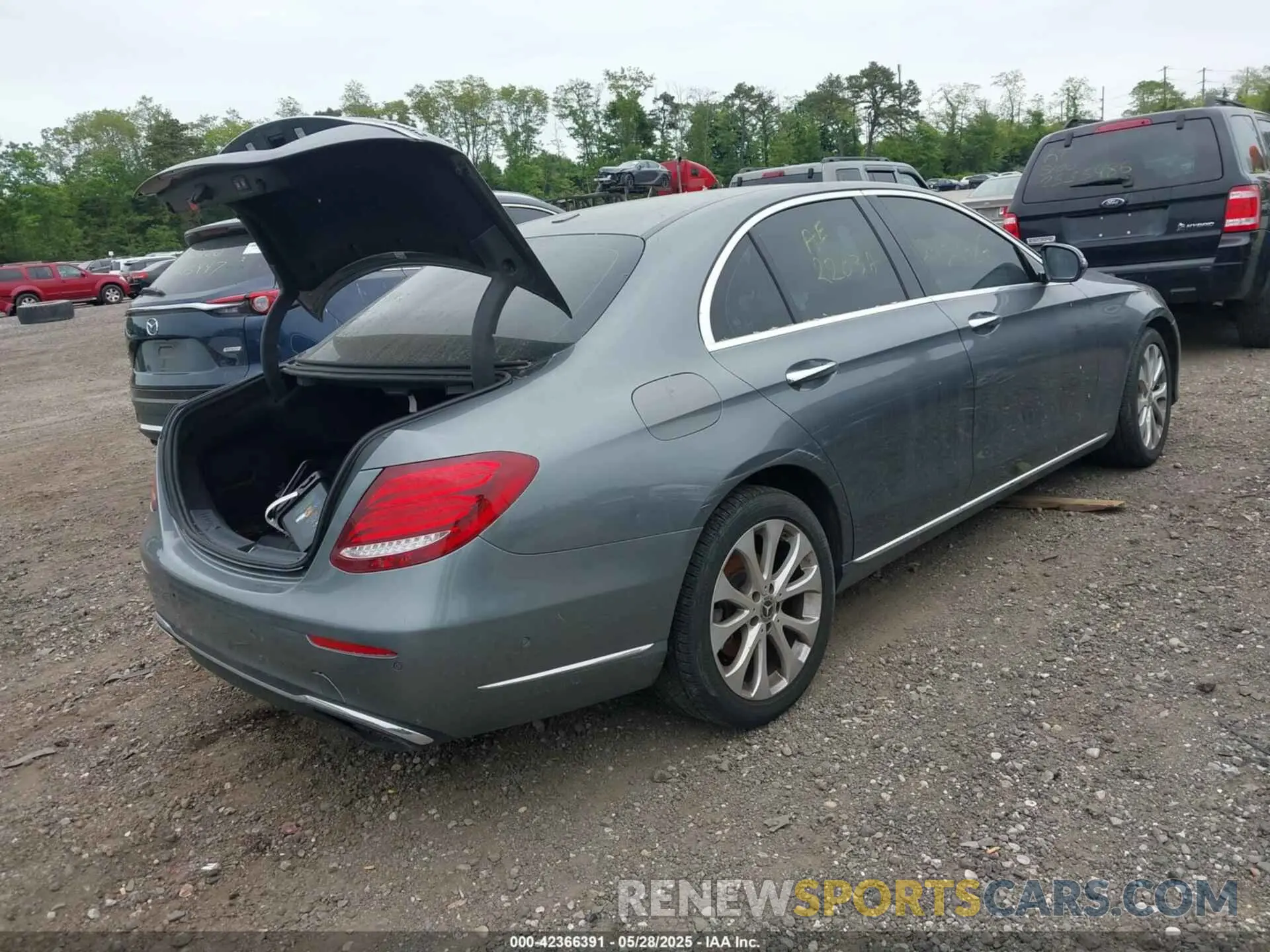 4 Photograph of a damaged car WDDZF4KB9KA575468 MERCEDES-BENZ E 300 2019