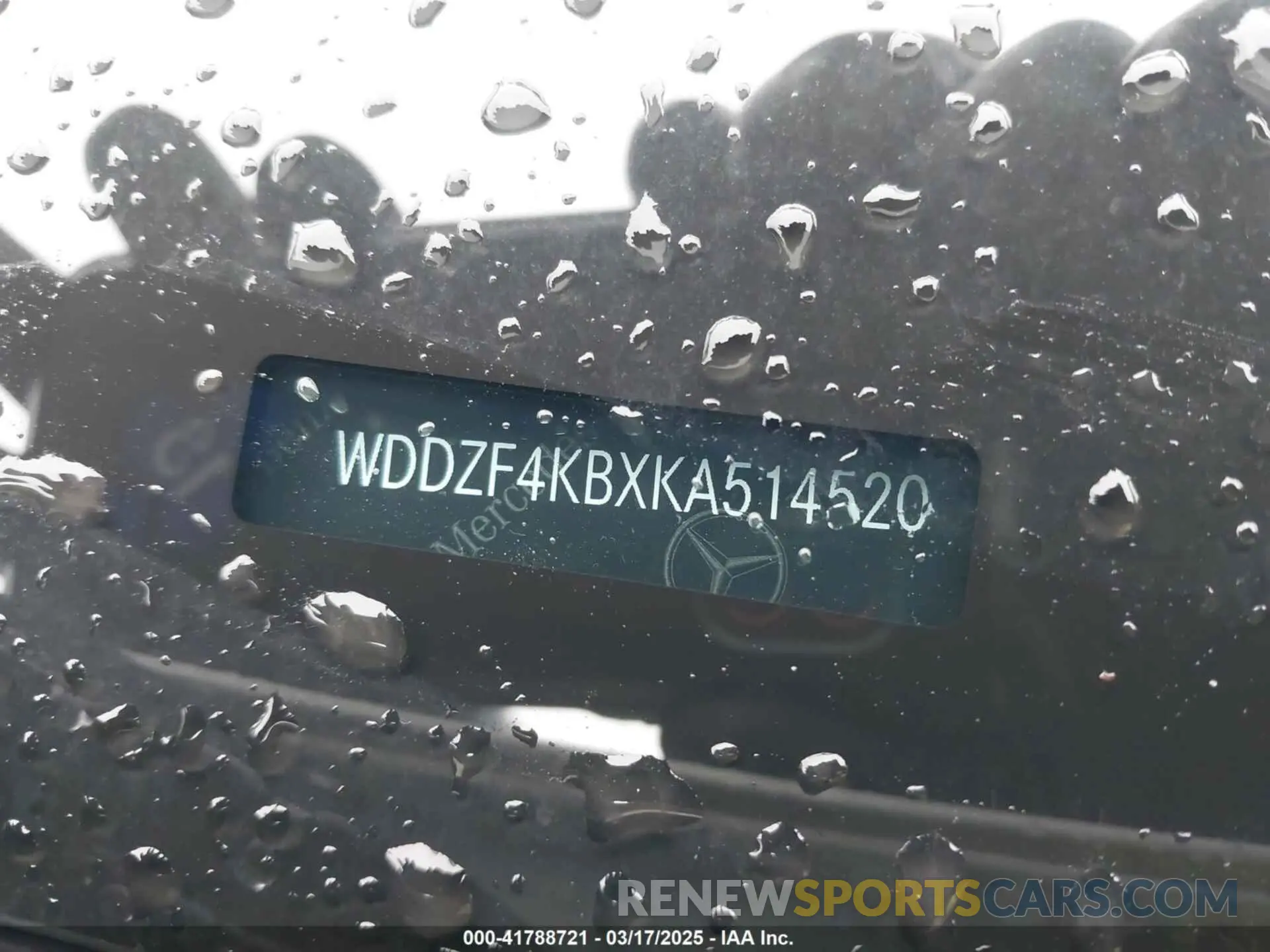 17 Photograph of a damaged car WDDZF4KBXKA514520 MERCEDES-BENZ E 300 2019