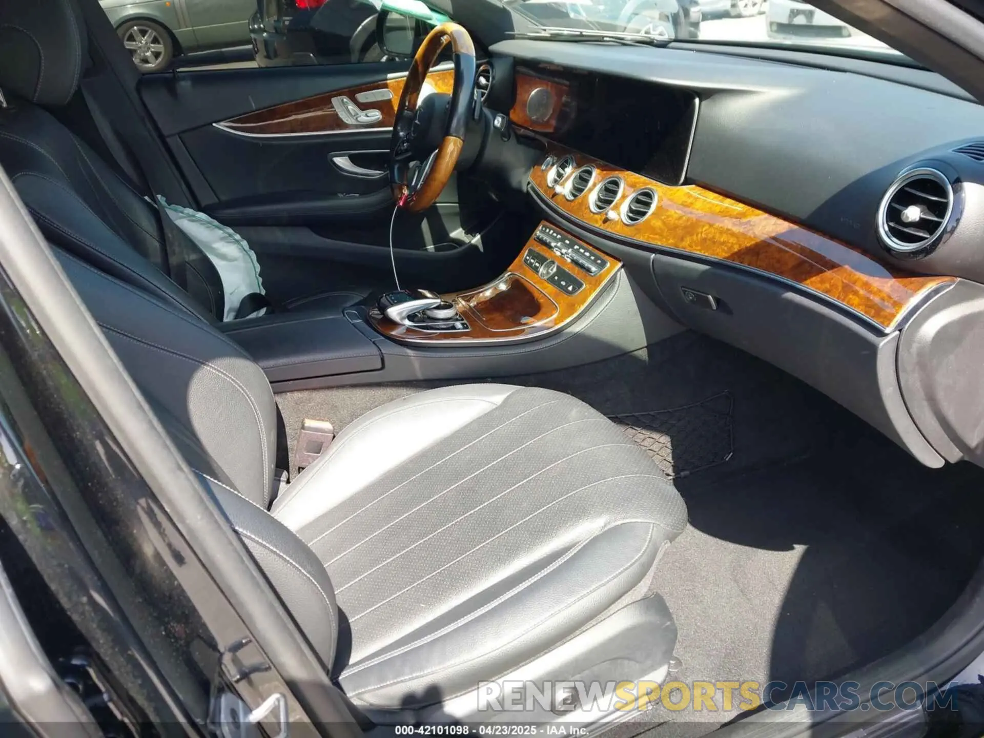 5 Photograph of a damaged car W1KZF8DB8LA827586 MERCEDES-BENZ E 350 2020