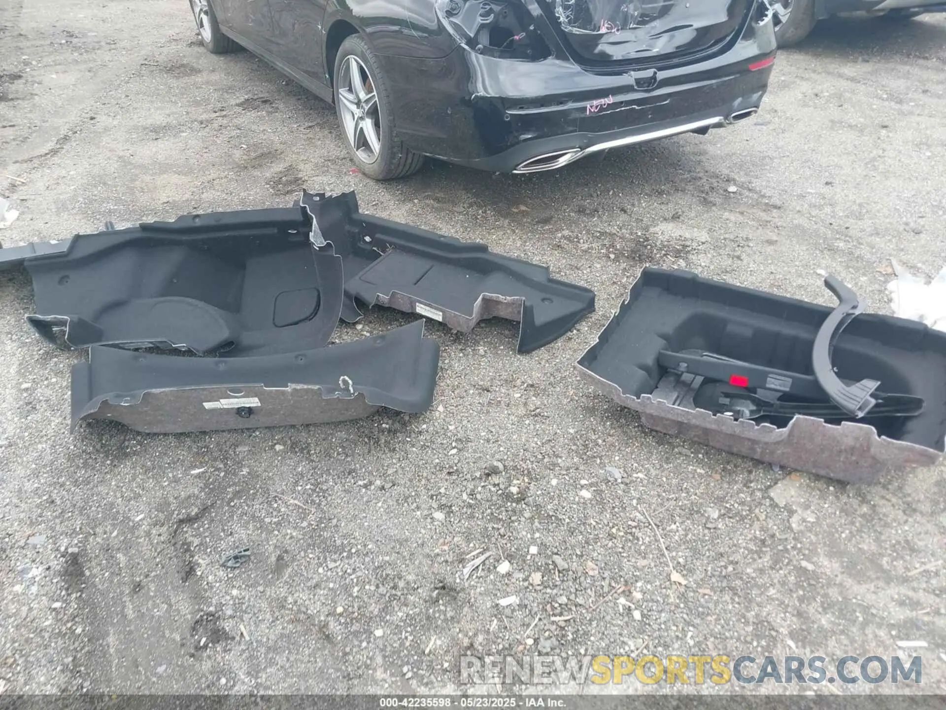 12 Photograph of a damaged car W1KZF8EB3LA822200 MERCEDES-BENZ E 350 2020