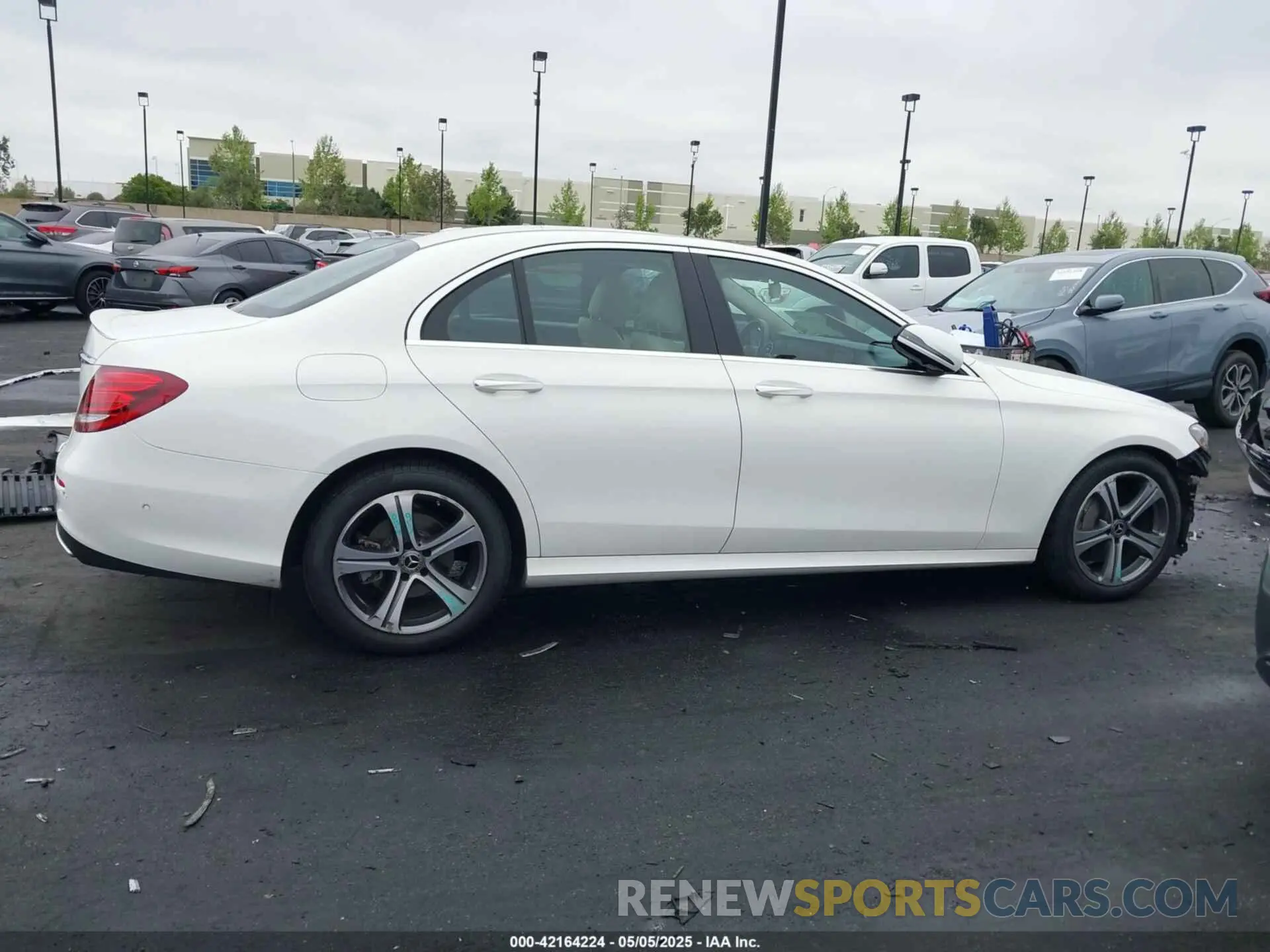 14 Photograph of a damaged car WDDZF8DB4LA745452 MERCEDES-BENZ E 350 2020