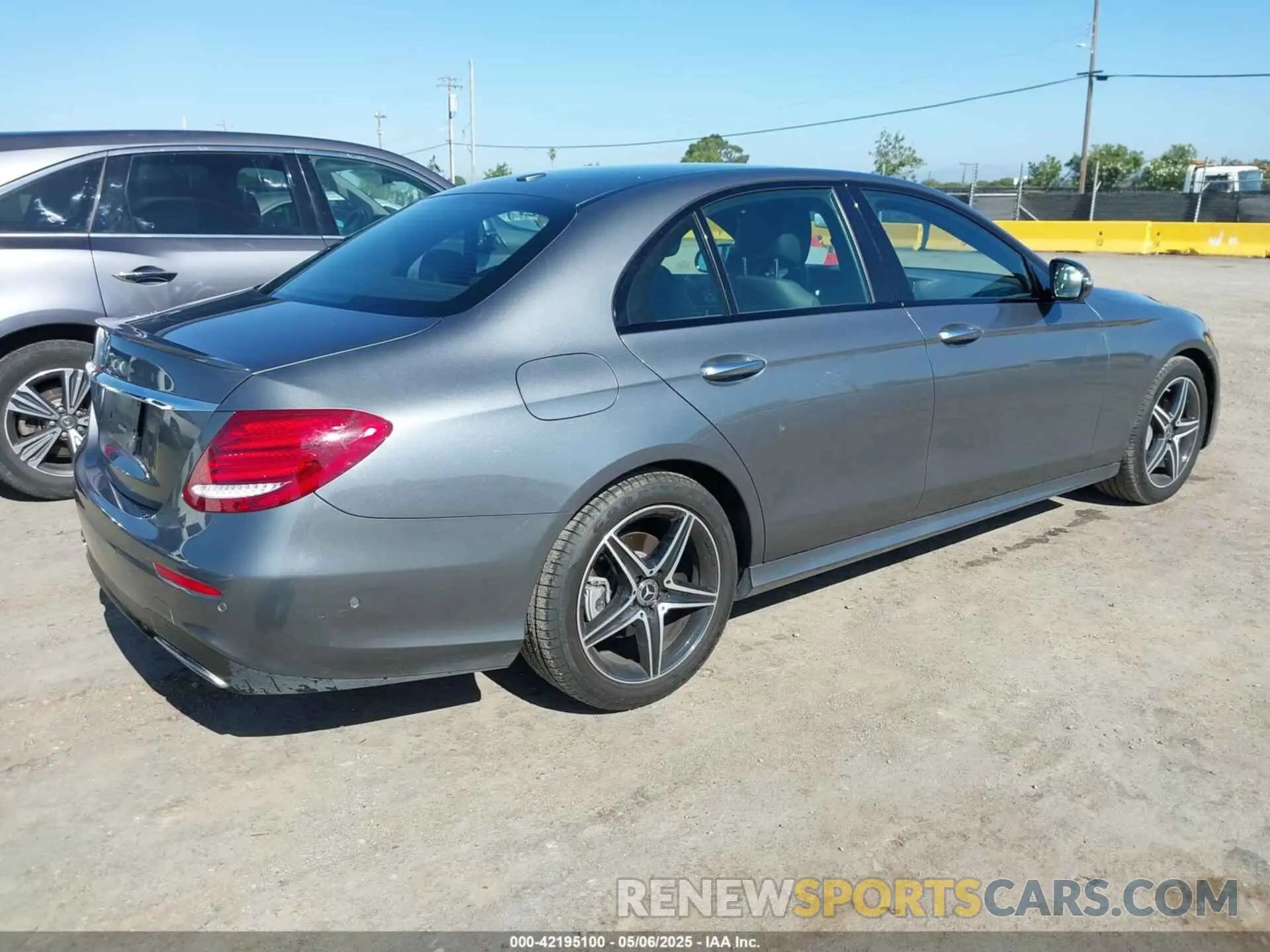 4 Photograph of a damaged car WDDZF8DB6LA753035 MERCEDES-BENZ E 350 2020