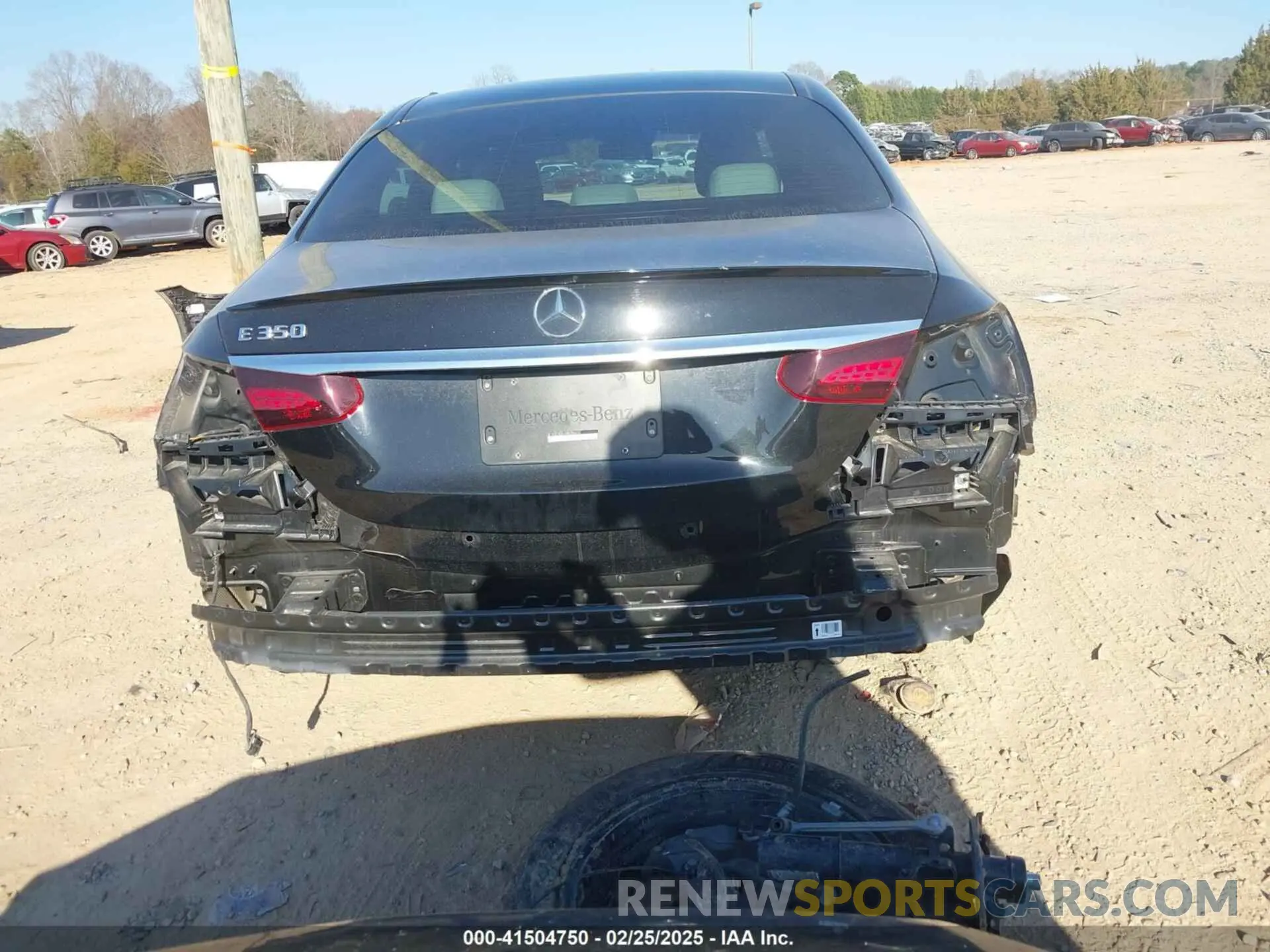 17 Photograph of a damaged car W1KZF8DB1NB084637 MERCEDES-BENZ E 350 2022