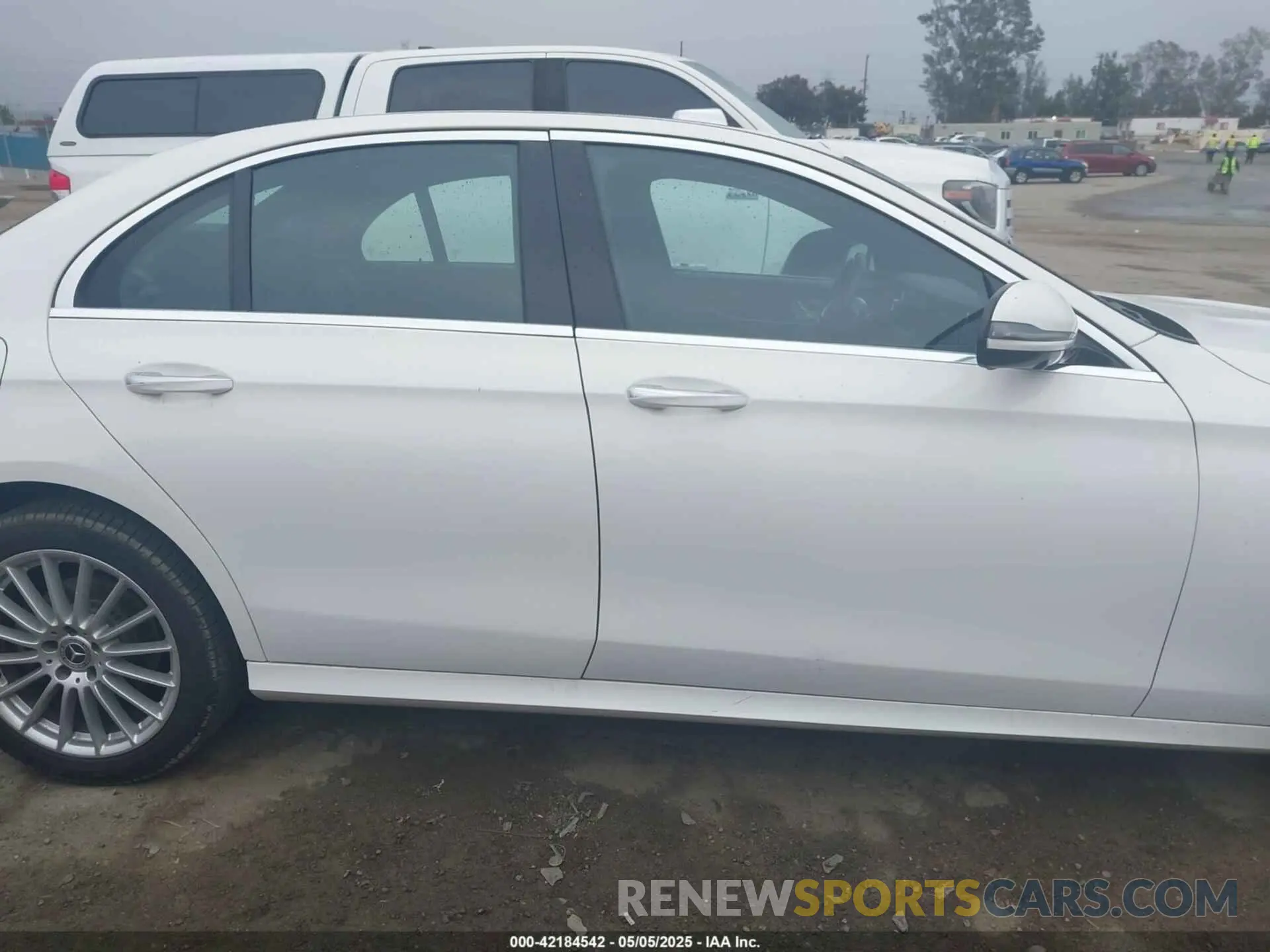 14 Photograph of a damaged car W1KZF8DB4NB087967 MERCEDES-BENZ E 350 2022