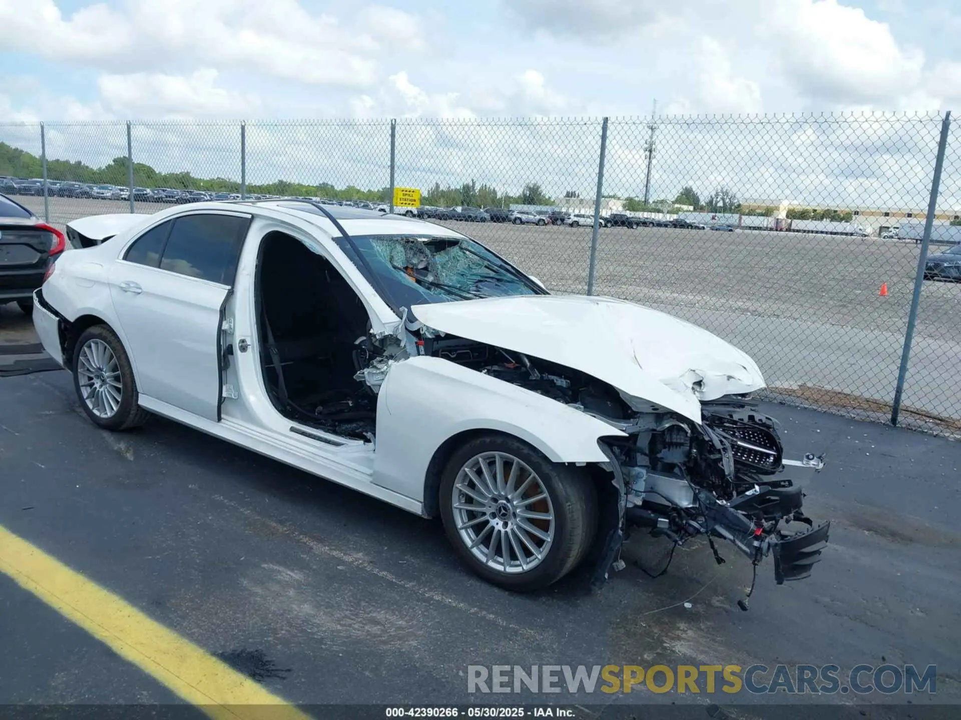 1 Photograph of a damaged car W1KZF8DB8NB029005 MERCEDES-BENZ E 350 2022