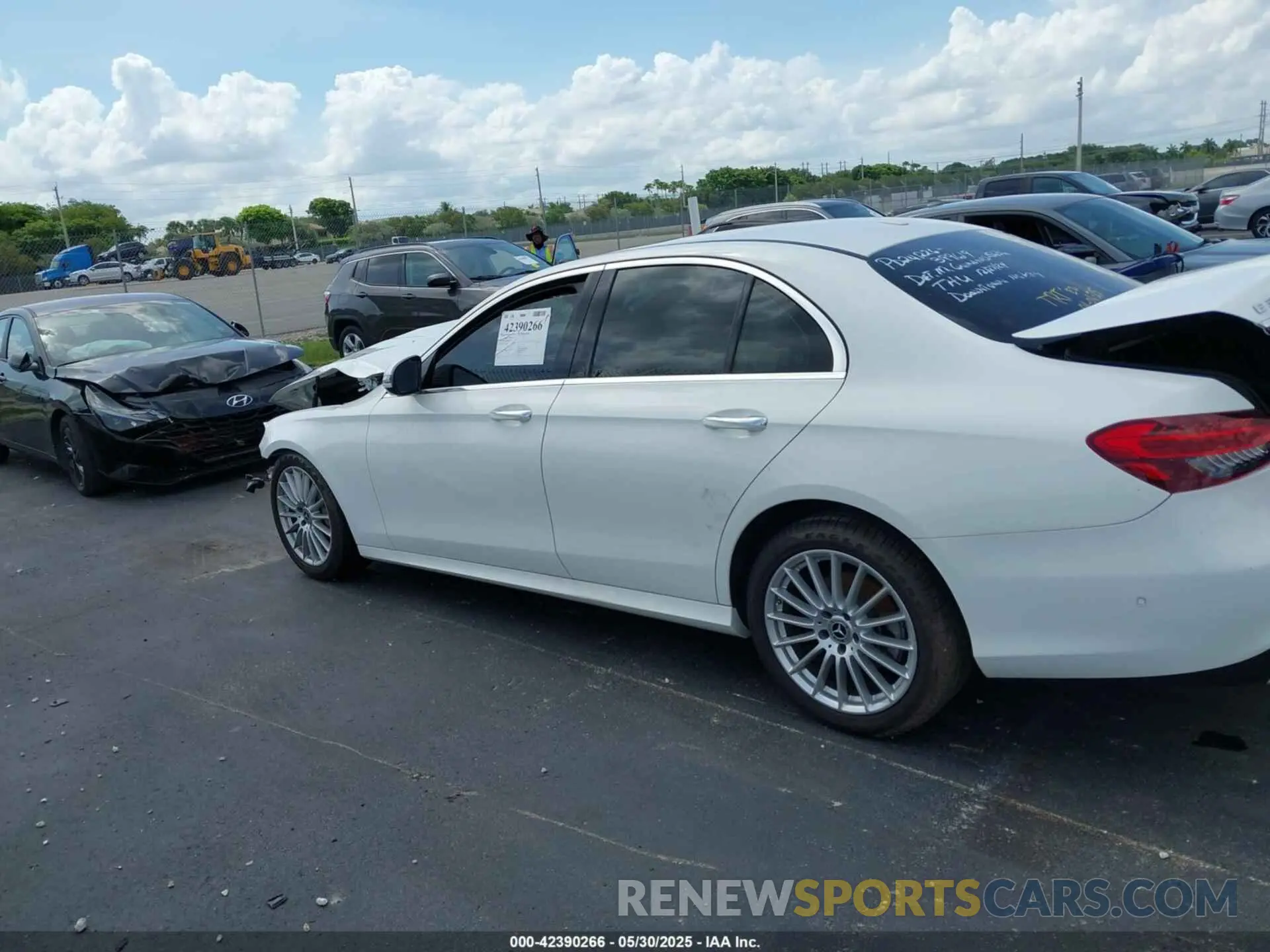 14 Photograph of a damaged car W1KZF8DB8NB029005 MERCEDES-BENZ E 350 2022