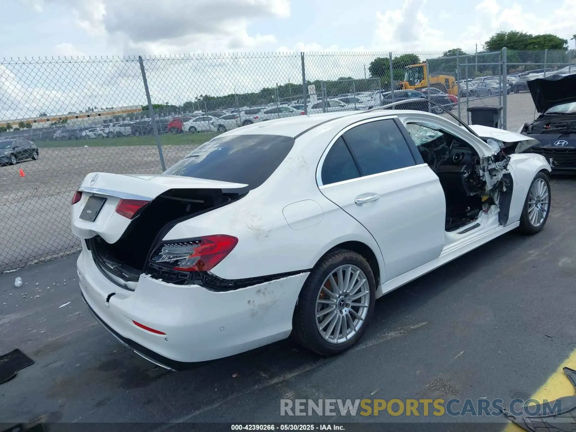 4 Photograph of a damaged car W1KZF8DB8NB029005 MERCEDES-BENZ E 350 2022