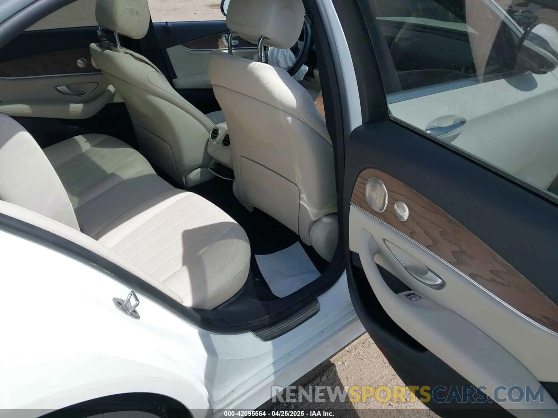 8 Photograph of a damaged car W1KZF8EB4PB161485 MERCEDES-BENZ E 350 2023