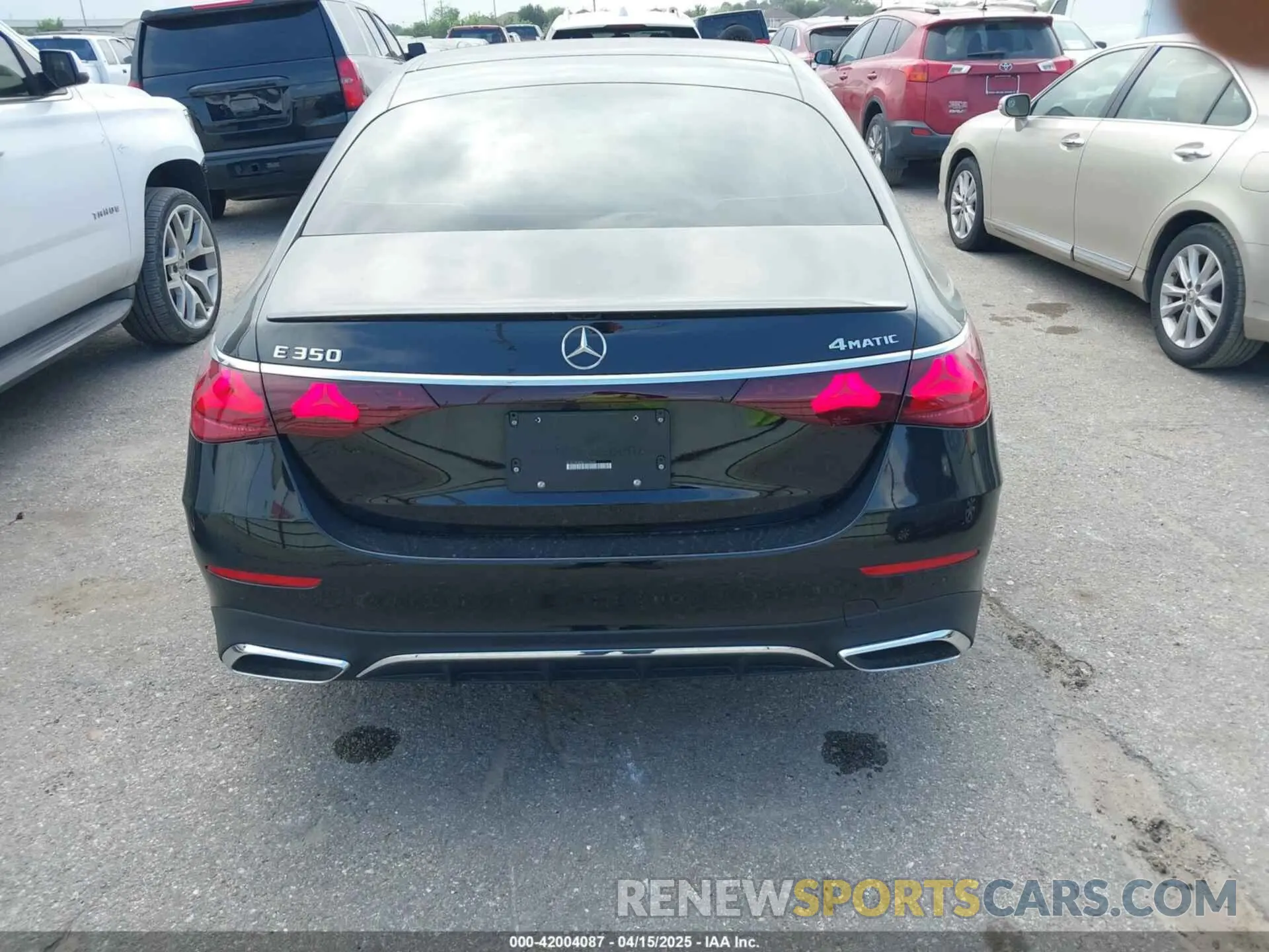 16 Photograph of a damaged car W1KLF4HB5RA033646 MERCEDES-BENZ E 350 2024