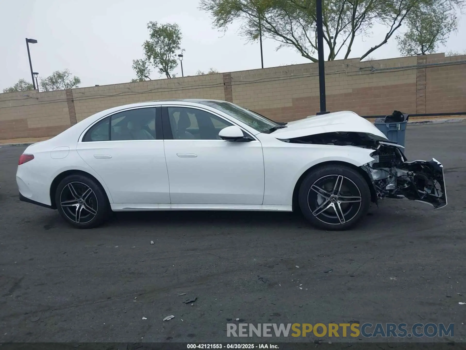 14 Photograph of a damaged car W1KLF4HB8RA051431 MERCEDES-BENZ E 350 2024
