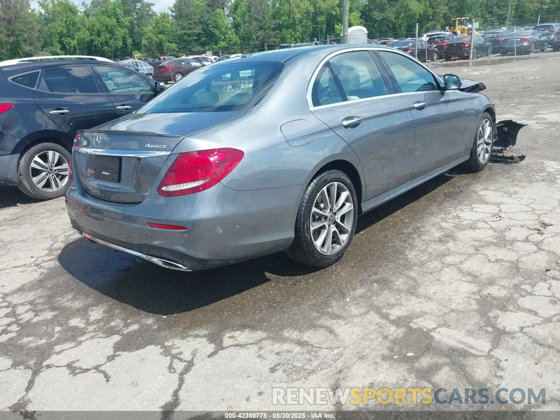 4 Photograph of a damaged car W1KZF6JB6LA760253 MERCEDES-BENZ E 450 2020