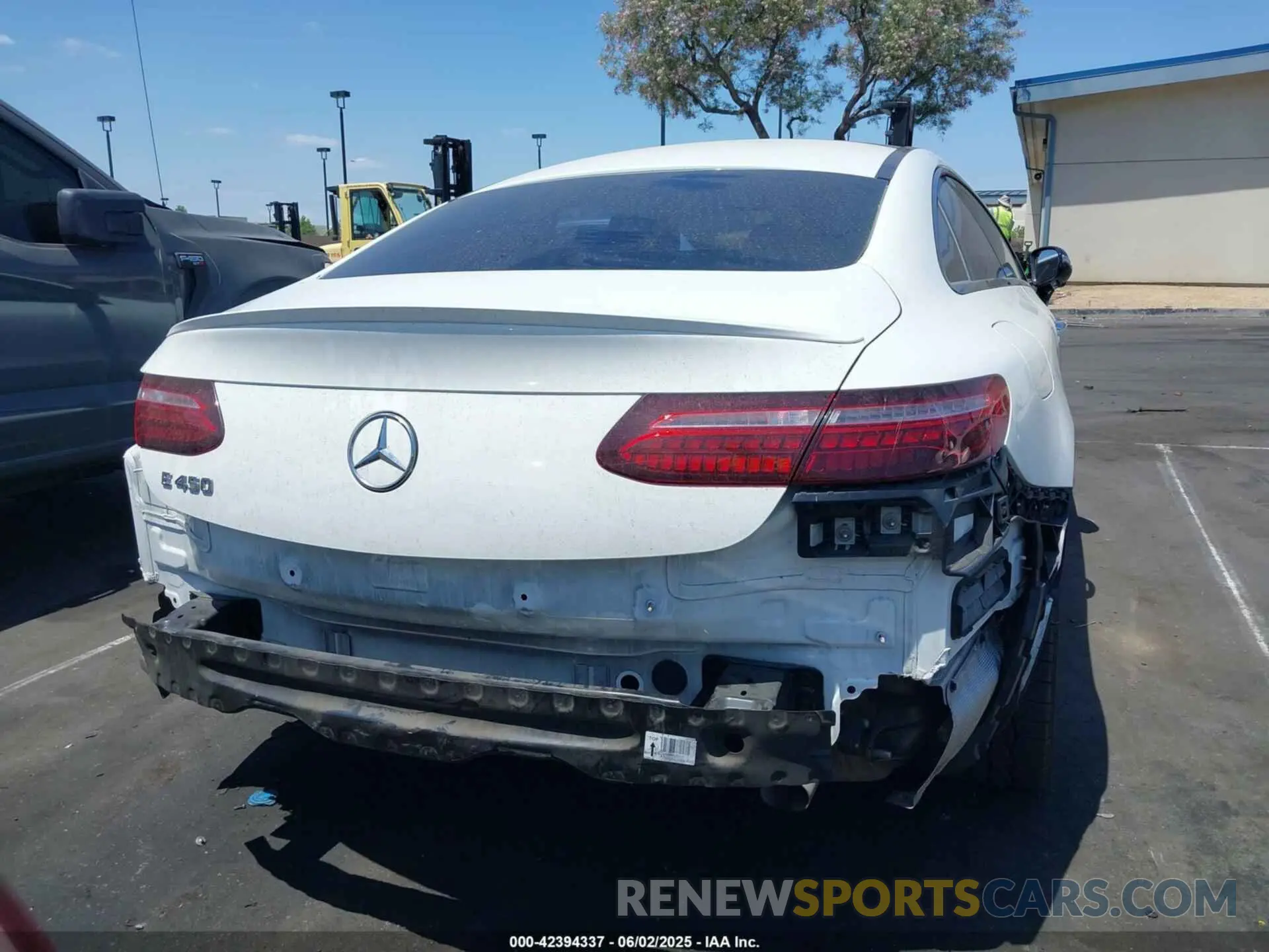 17 Photograph of a damaged car W1K1J5JB9NF173816 MERCEDES-BENZ E 450 2022
