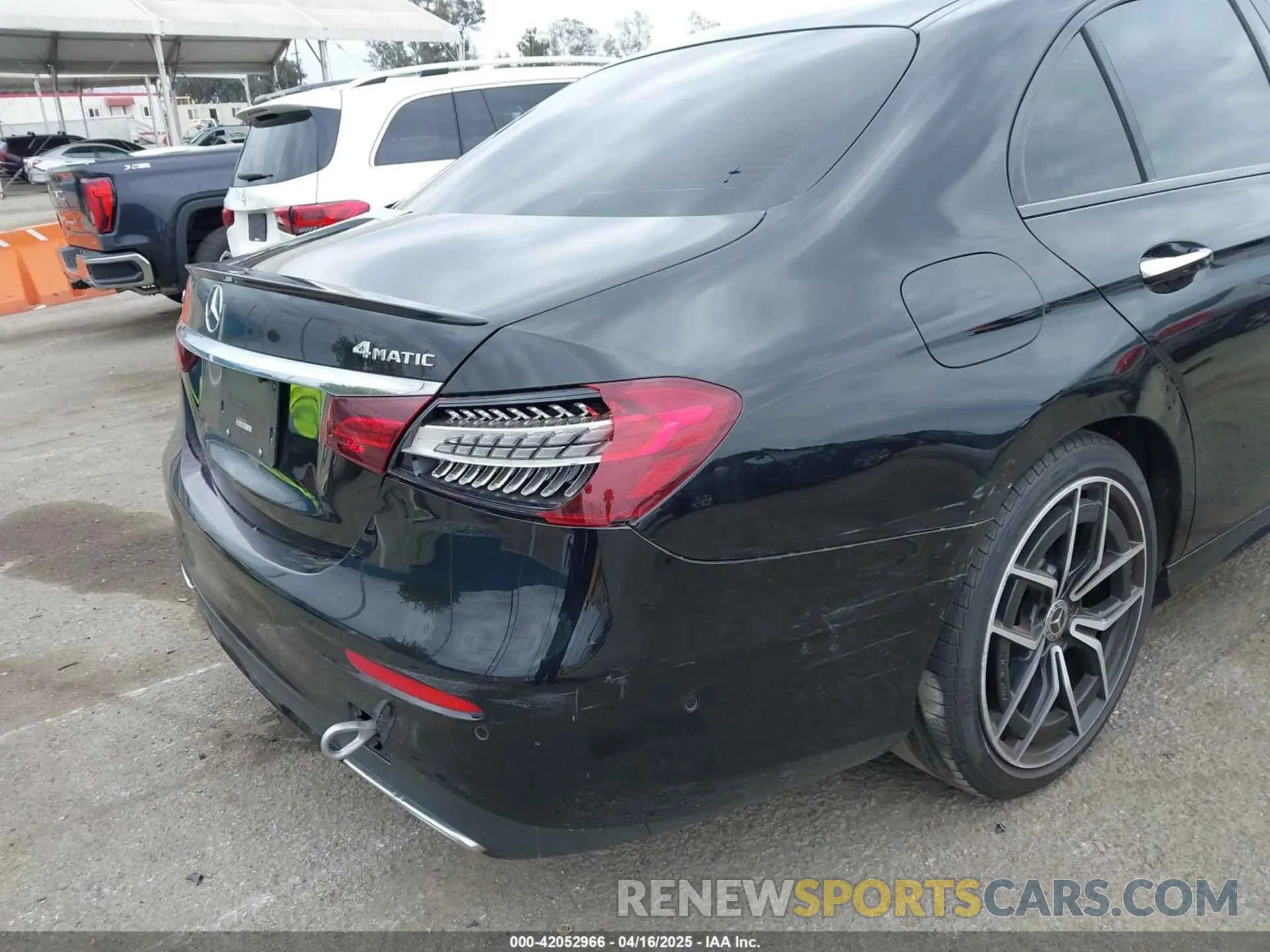 18 Photograph of a damaged car W1KZF5KB8NB092932 MERCEDES-BENZ E 450 2022