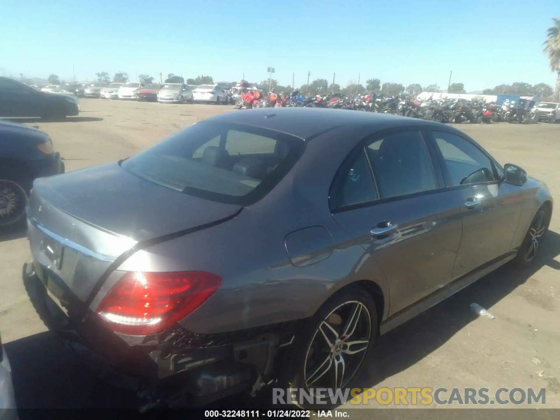 4 Photograph of a damaged car WDDZF4JB2KA583753 MERCEDES-BENZ E-CLASS 2019