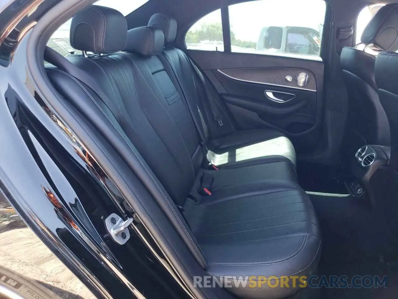 10 Photograph of a damaged car WDDZF4JB7KA611577 MERCEDES-BENZ E-CLASS 2019