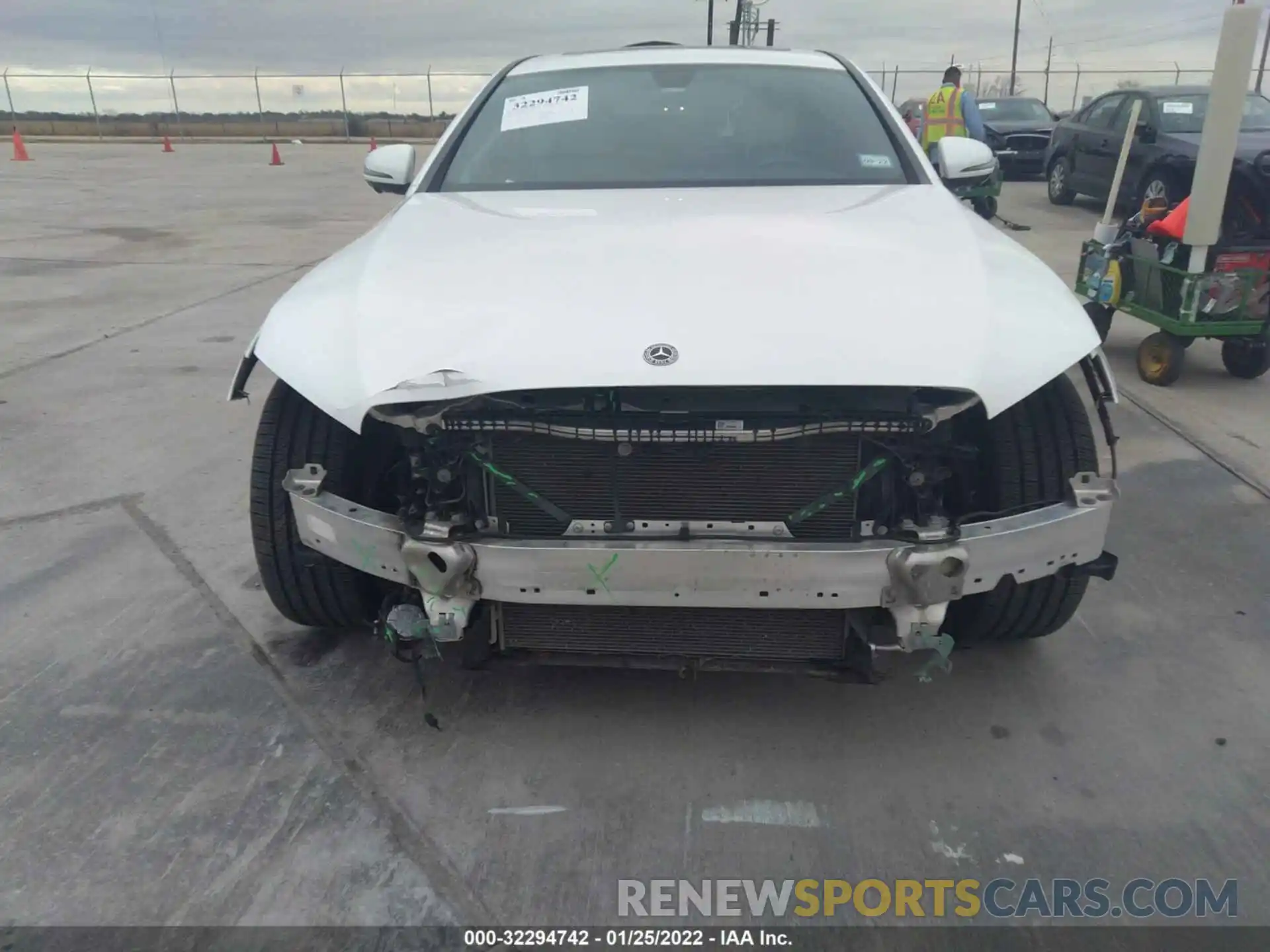 6 Photograph of a damaged car W1KZF6JB1LA821542 MERCEDES-BENZ E-CLASS 2020