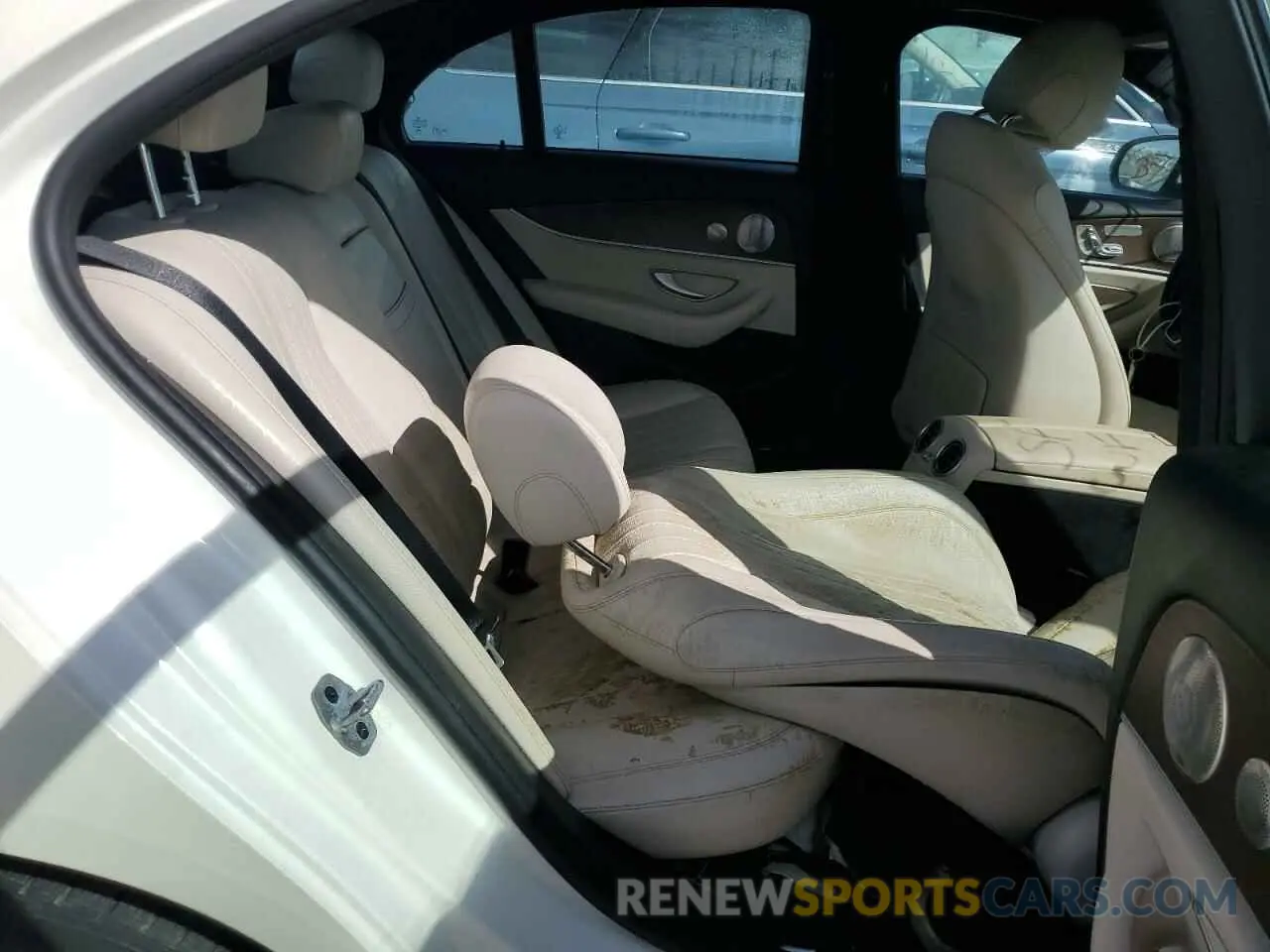 10 Photograph of a damaged car W1KZF5KB4NB083659 MERCEDES-BENZ E-CLASS 2022