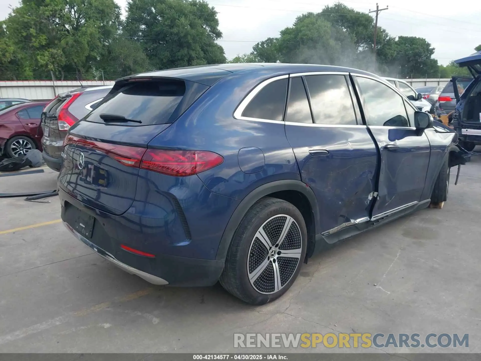 4 Photograph of a damaged car 4JGGM2BB8PA015102 MERCEDES-BENZ EQE 350+ SUV 2023