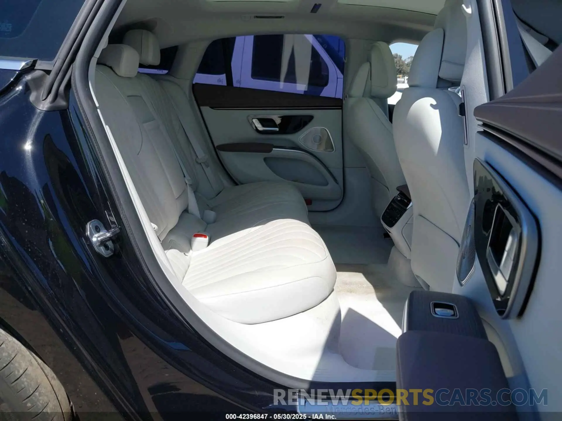 8 Photograph of a damaged car W1KCG2DB0PA033395 MERCEDES-BENZ EQS 450+ 2023