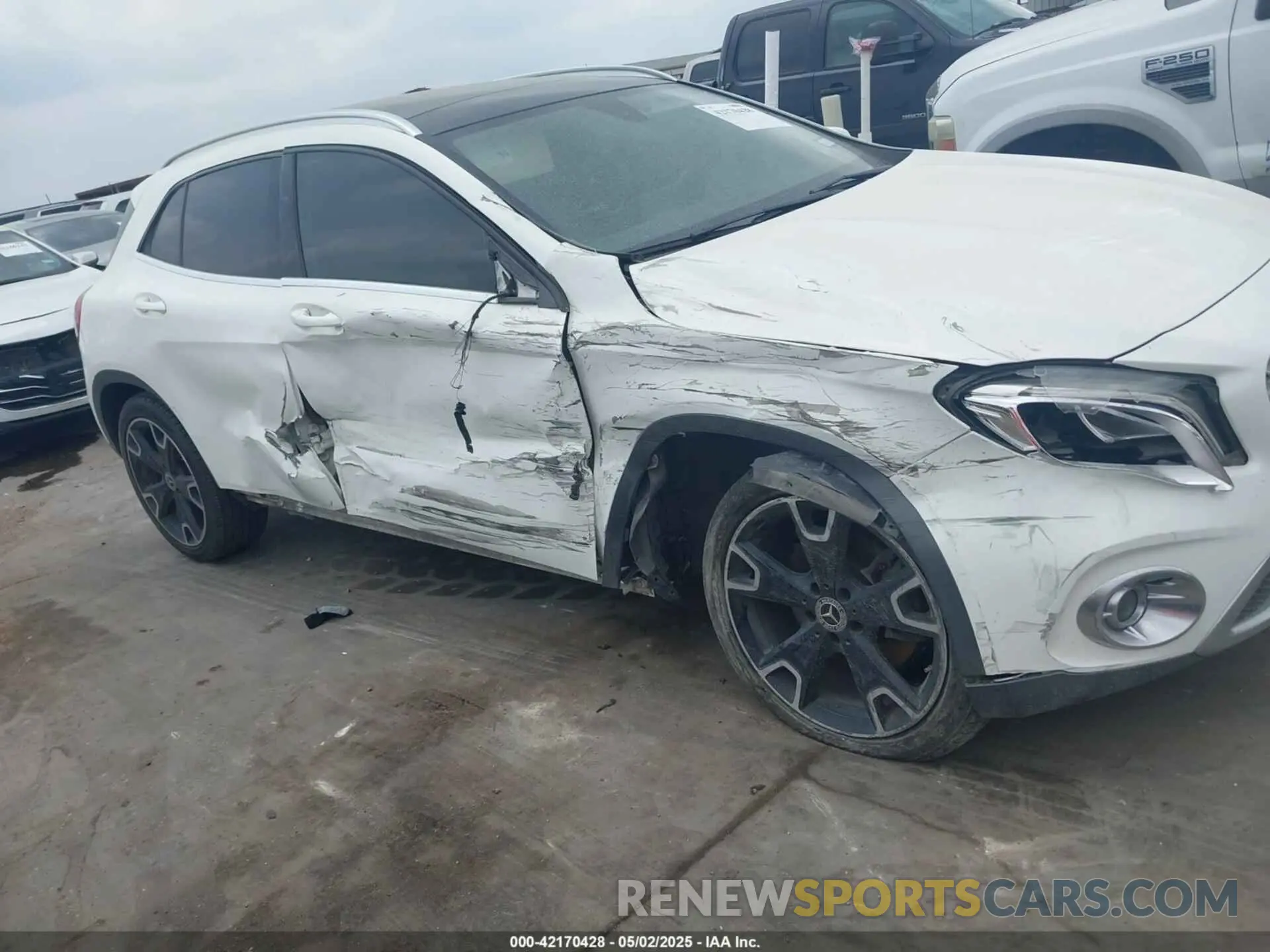 17 Photograph of a damaged car WDCTG4EB0KU000628 MERCEDES-BENZ GLA 250 2019