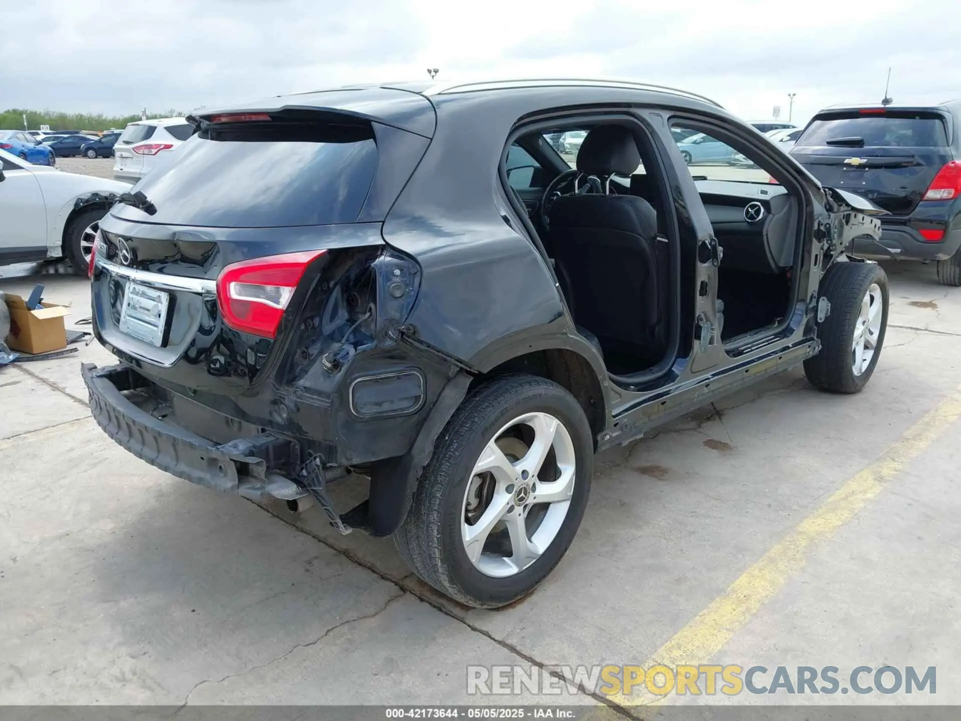 4 Photograph of a damaged car WDCTG4EB5KJ549100 MERCEDES-BENZ GLA 250 2019