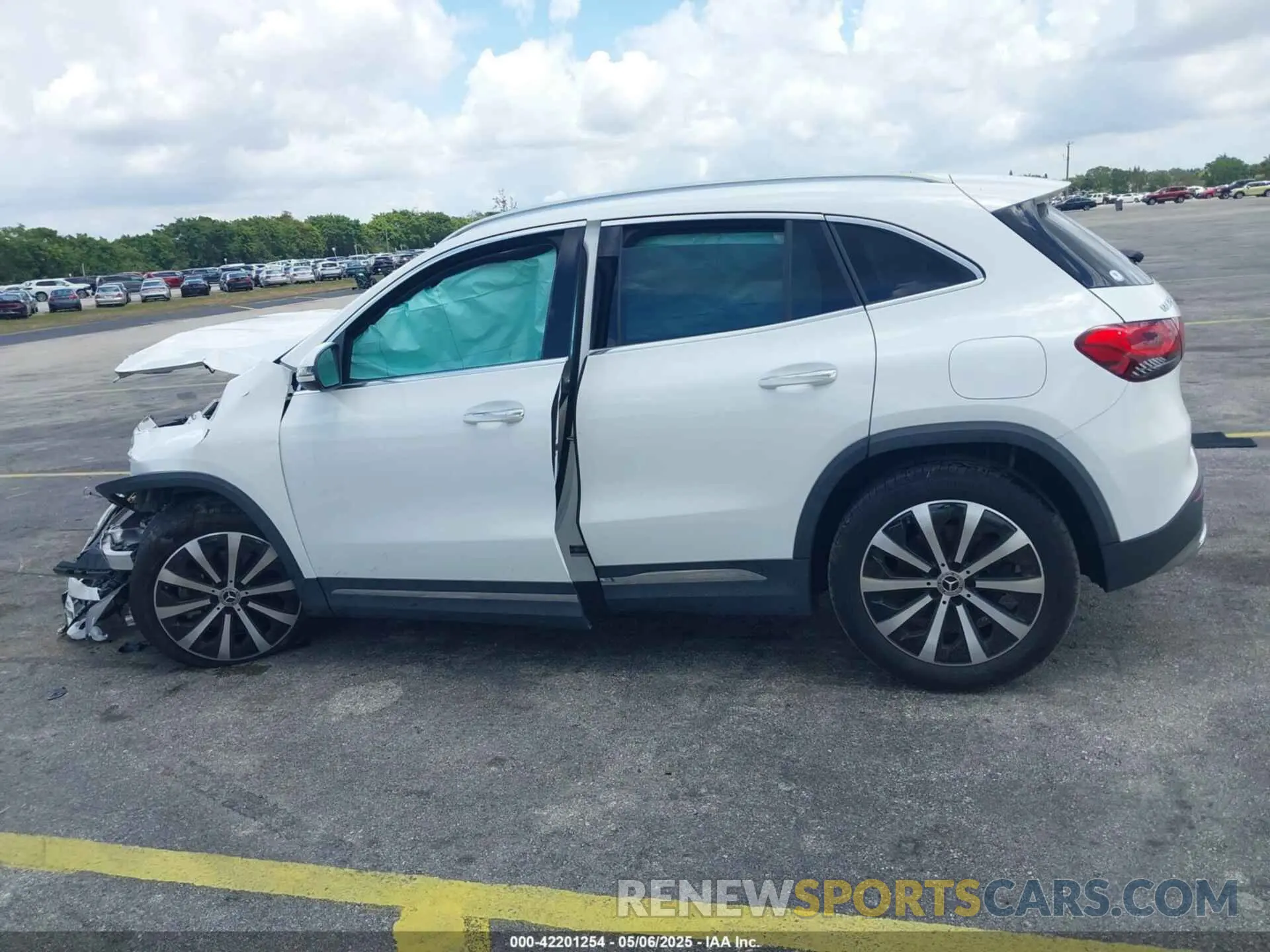 14 Photograph of a damaged car W1N4N4GB4PJ498699 MERCEDES-BENZ GLA 250 2023