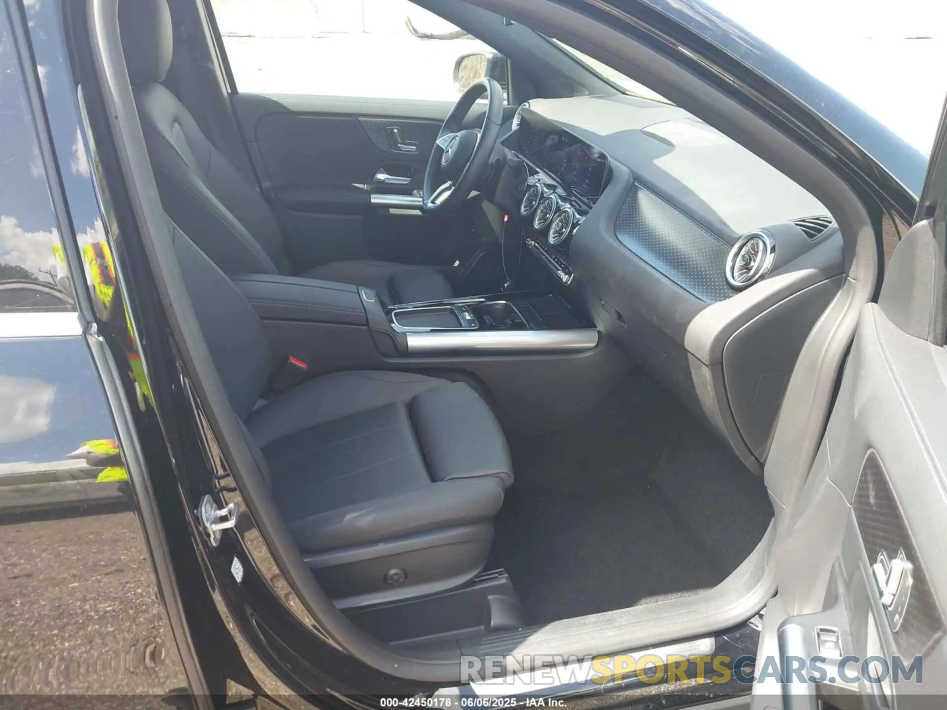 5 Photograph of a damaged car W1N4N4GB5SJ672207 MERCEDES-BENZ GLA 250 2025