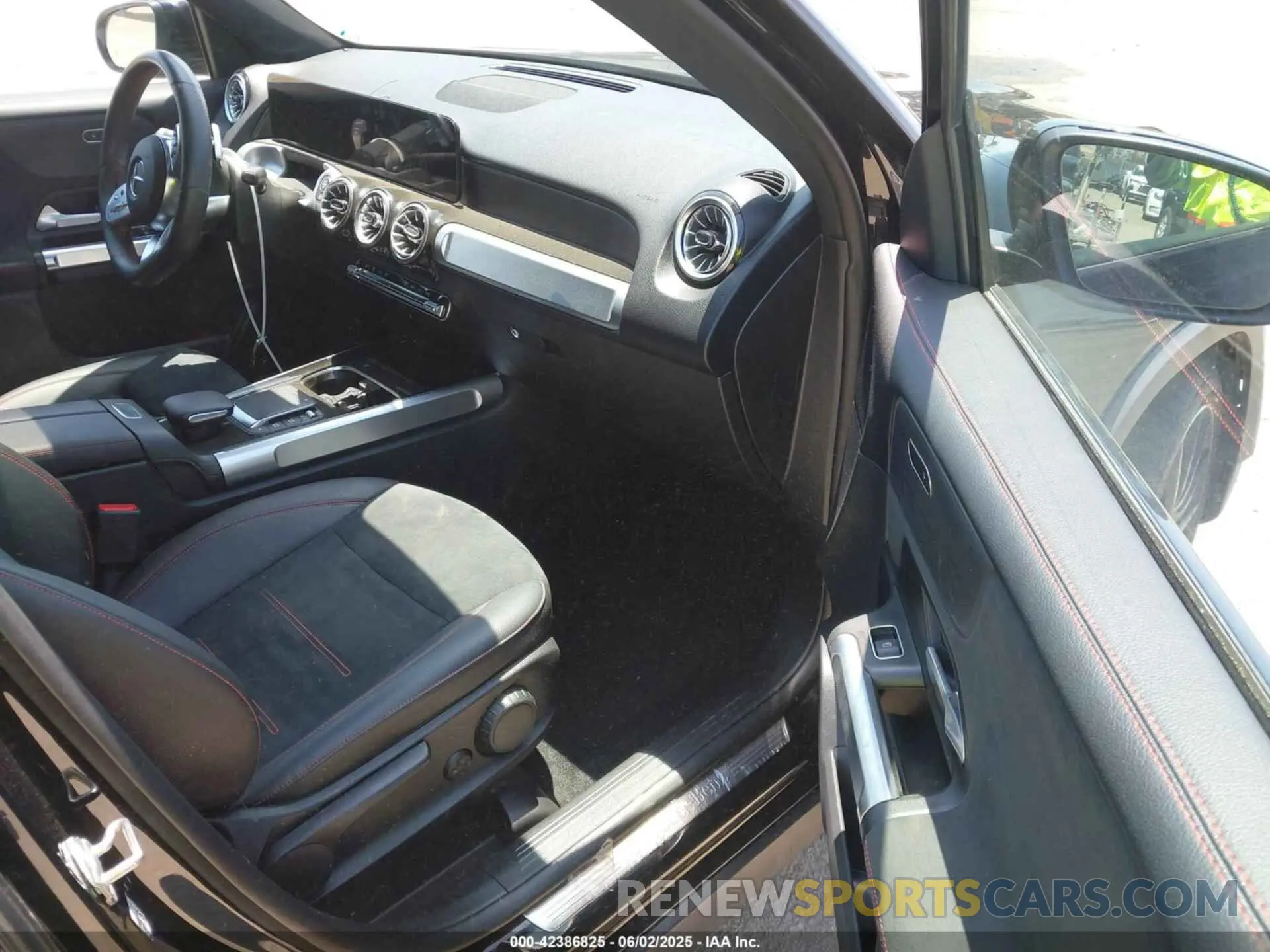 5 Photograph of a damaged car W1N4M4GB6NW183020 MERCEDES-BENZ GLB 2022
