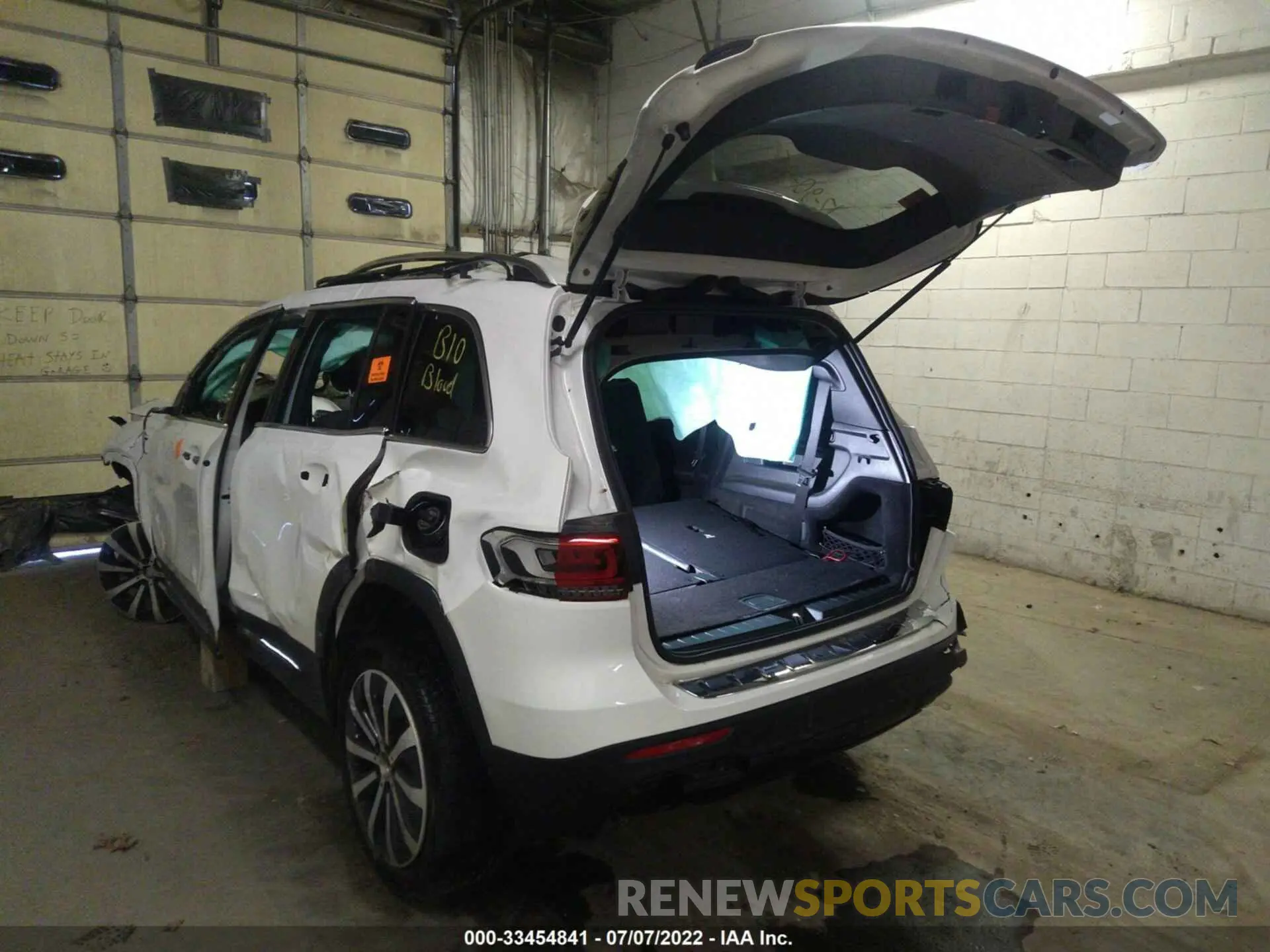 3 Photograph of a damaged car W1N4M4HB8NW191117 MERCEDES-BENZ GLB 2022