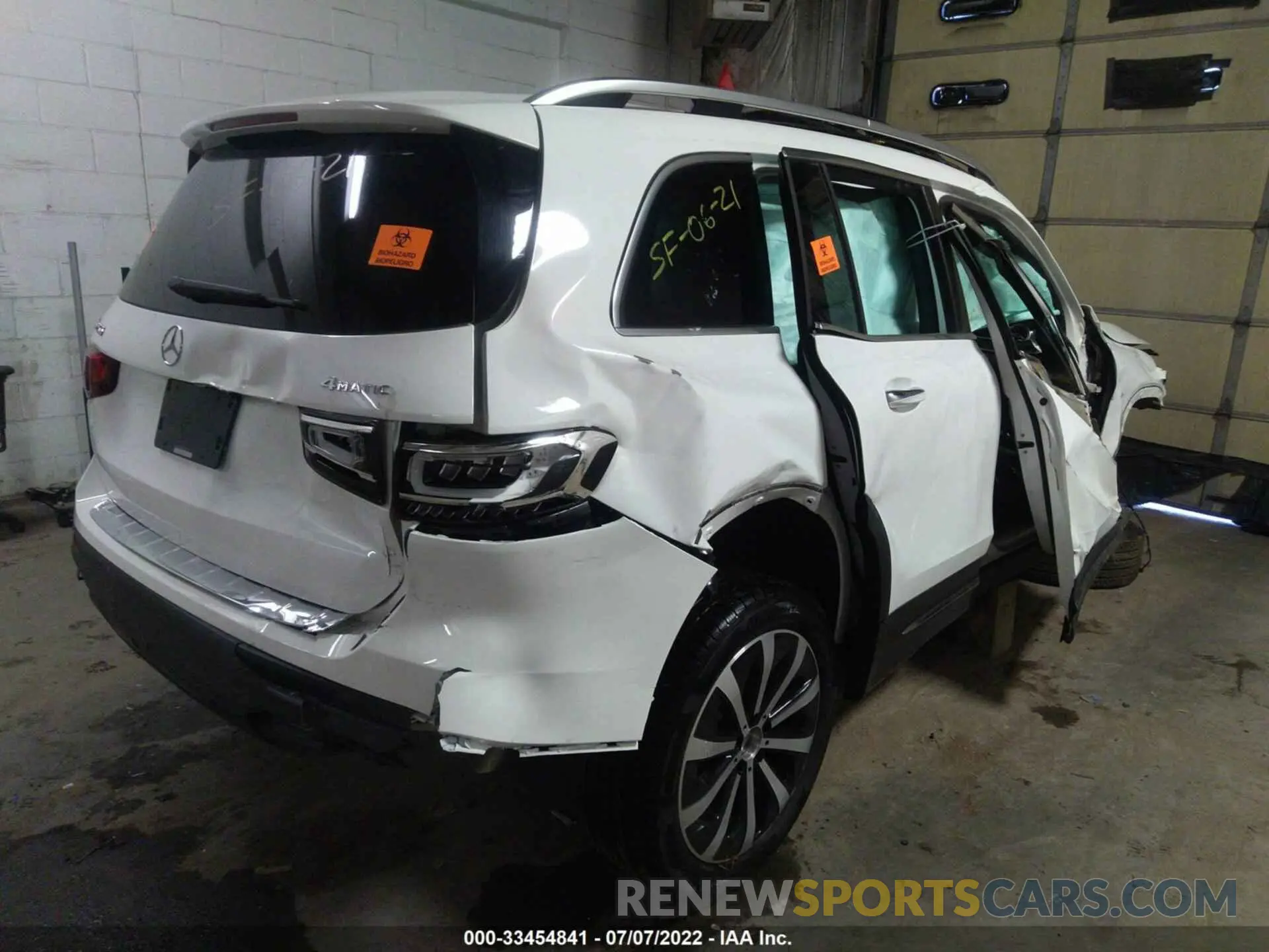 4 Photograph of a damaged car W1N4M4HB8NW191117 MERCEDES-BENZ GLB 2022