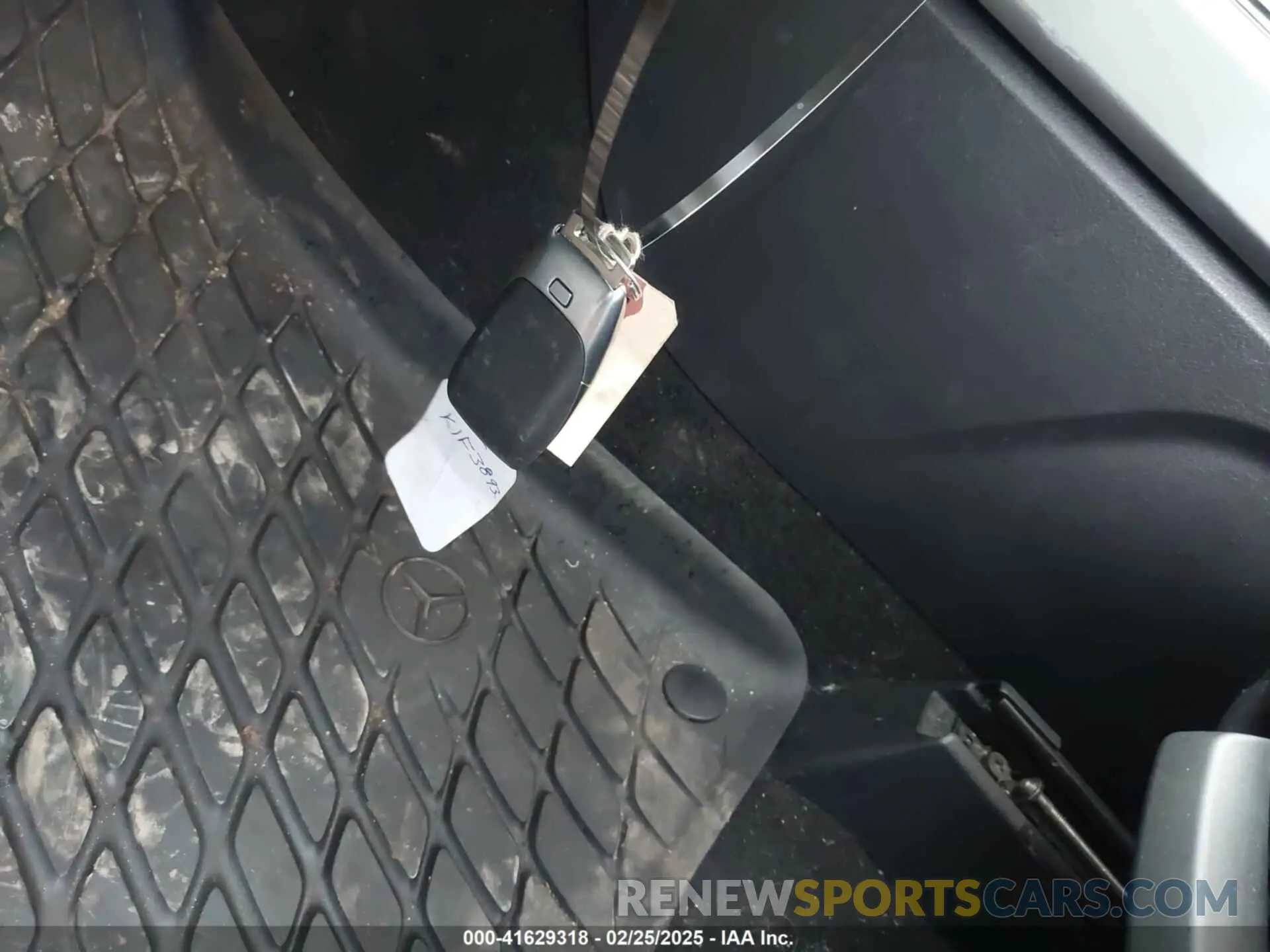 11 Photograph of a damaged car W1N4M4HB2MW104634 MERCEDES-BENZ GLB 250 2021