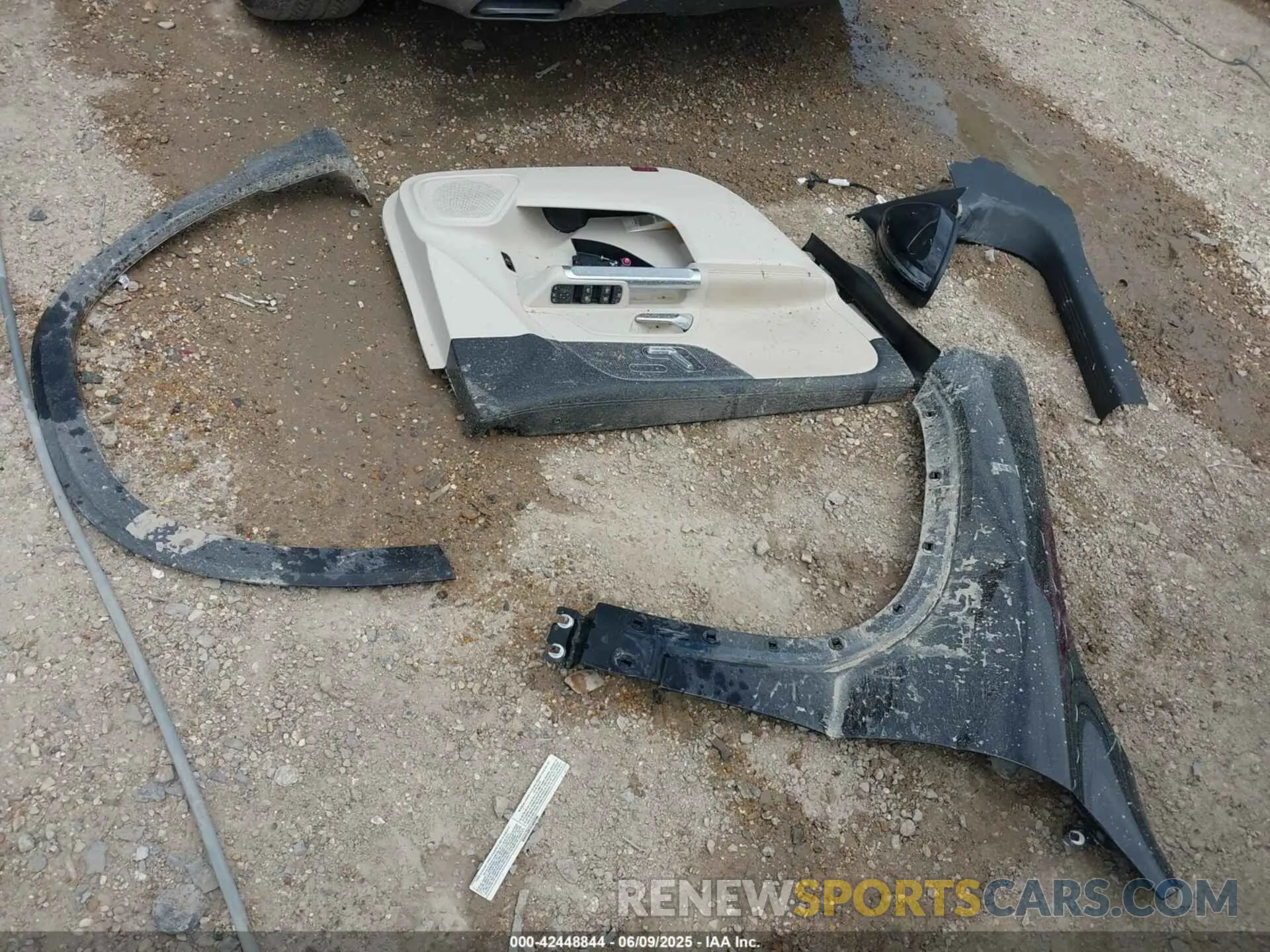 12 Photograph of a damaged car W1N4M4GB9NW239418 MERCEDES-BENZ GLB 250 2022