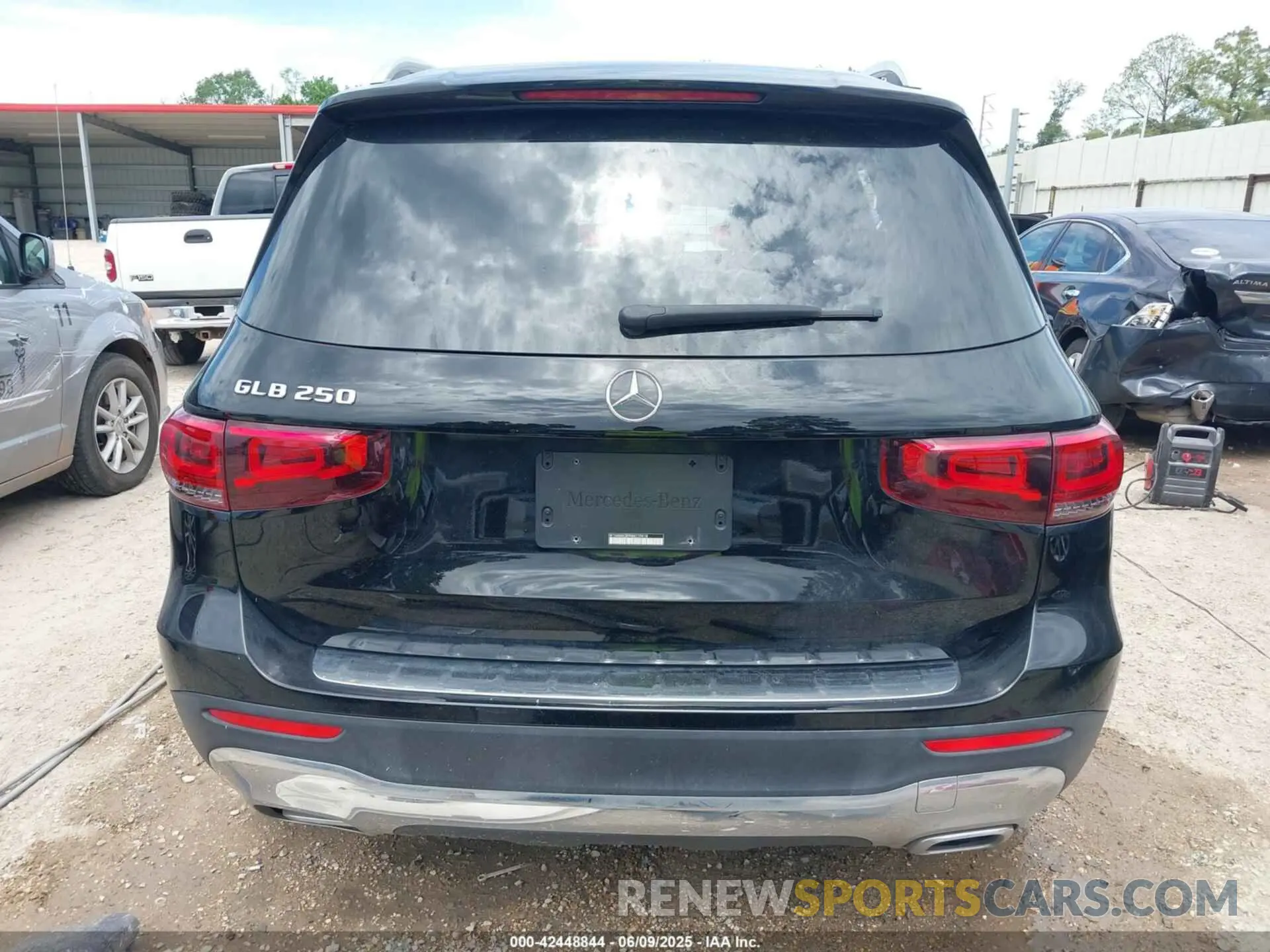 17 Photograph of a damaged car W1N4M4GB9NW239418 MERCEDES-BENZ GLB 250 2022