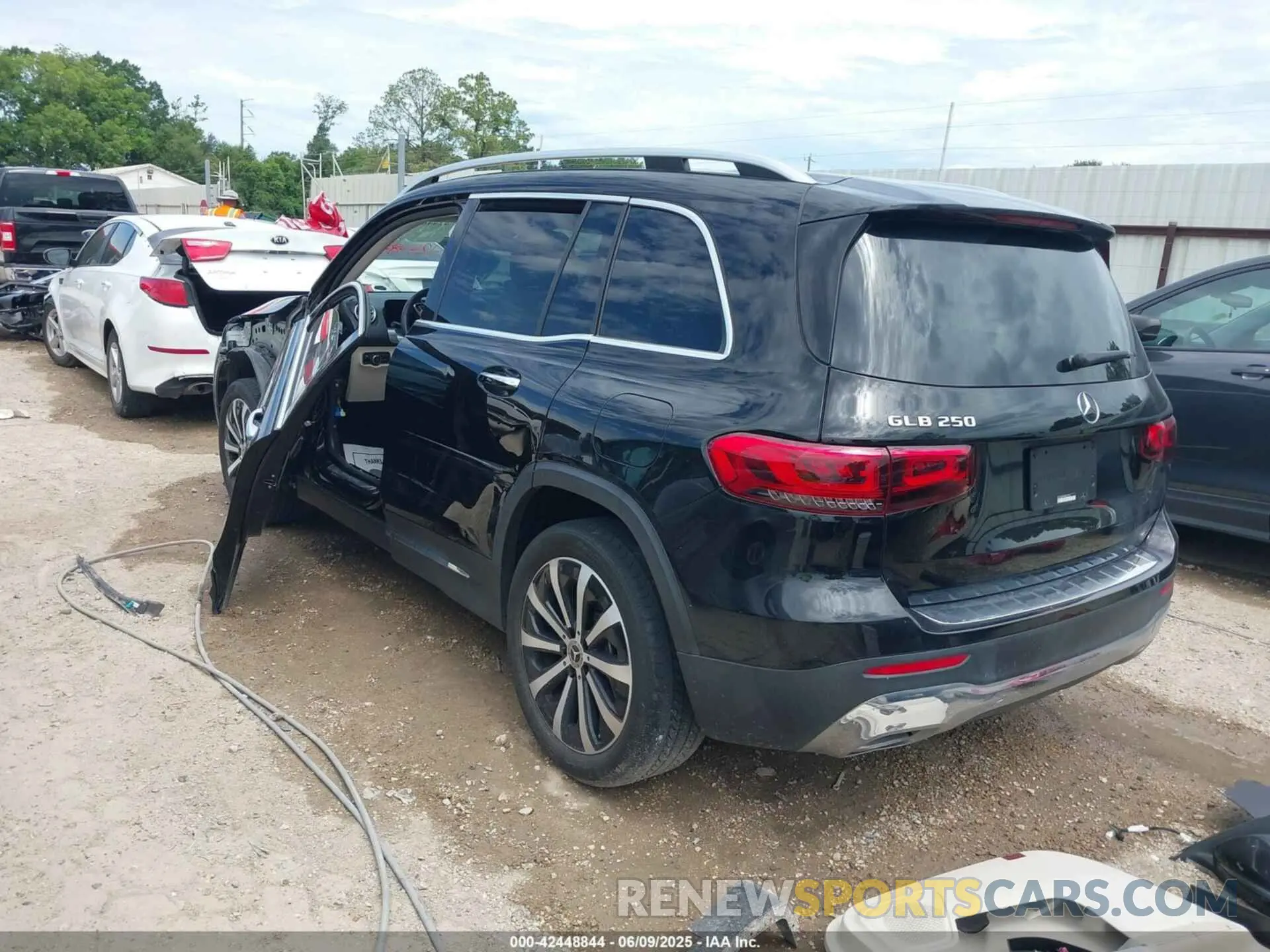 3 Photograph of a damaged car W1N4M4GB9NW239418 MERCEDES-BENZ GLB 250 2022