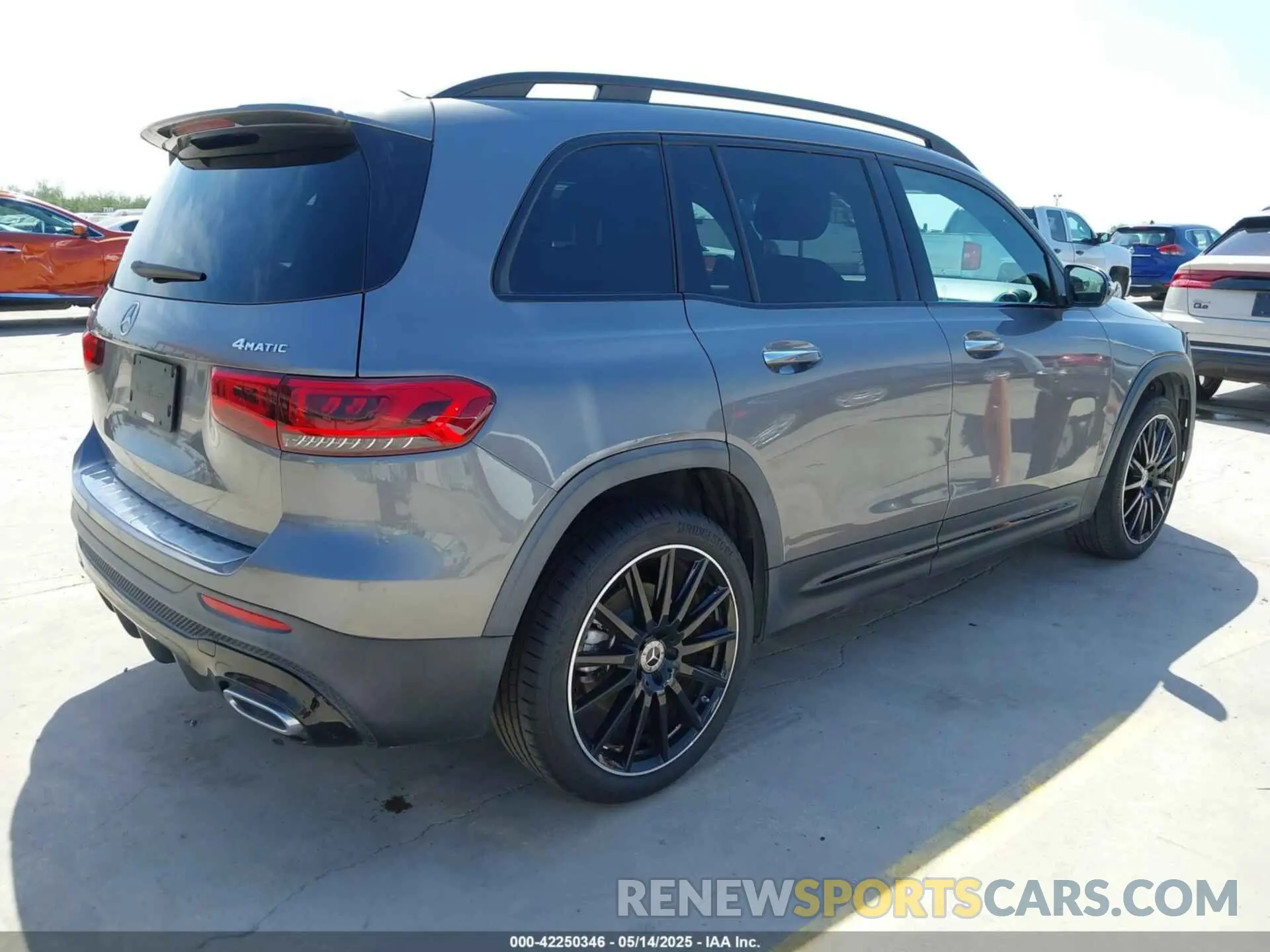 4 Photograph of a damaged car W1N4M4HB2NW172952 MERCEDES-BENZ GLB 250 2022