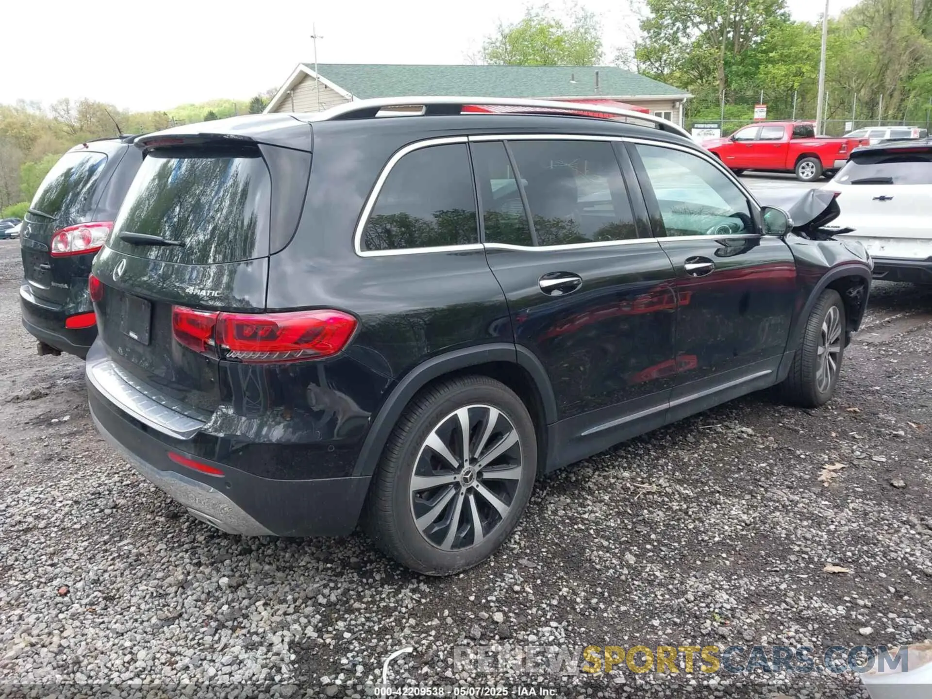 4 Photograph of a damaged car W1N4M4HB3NW247237 MERCEDES-BENZ GLB 250 2022