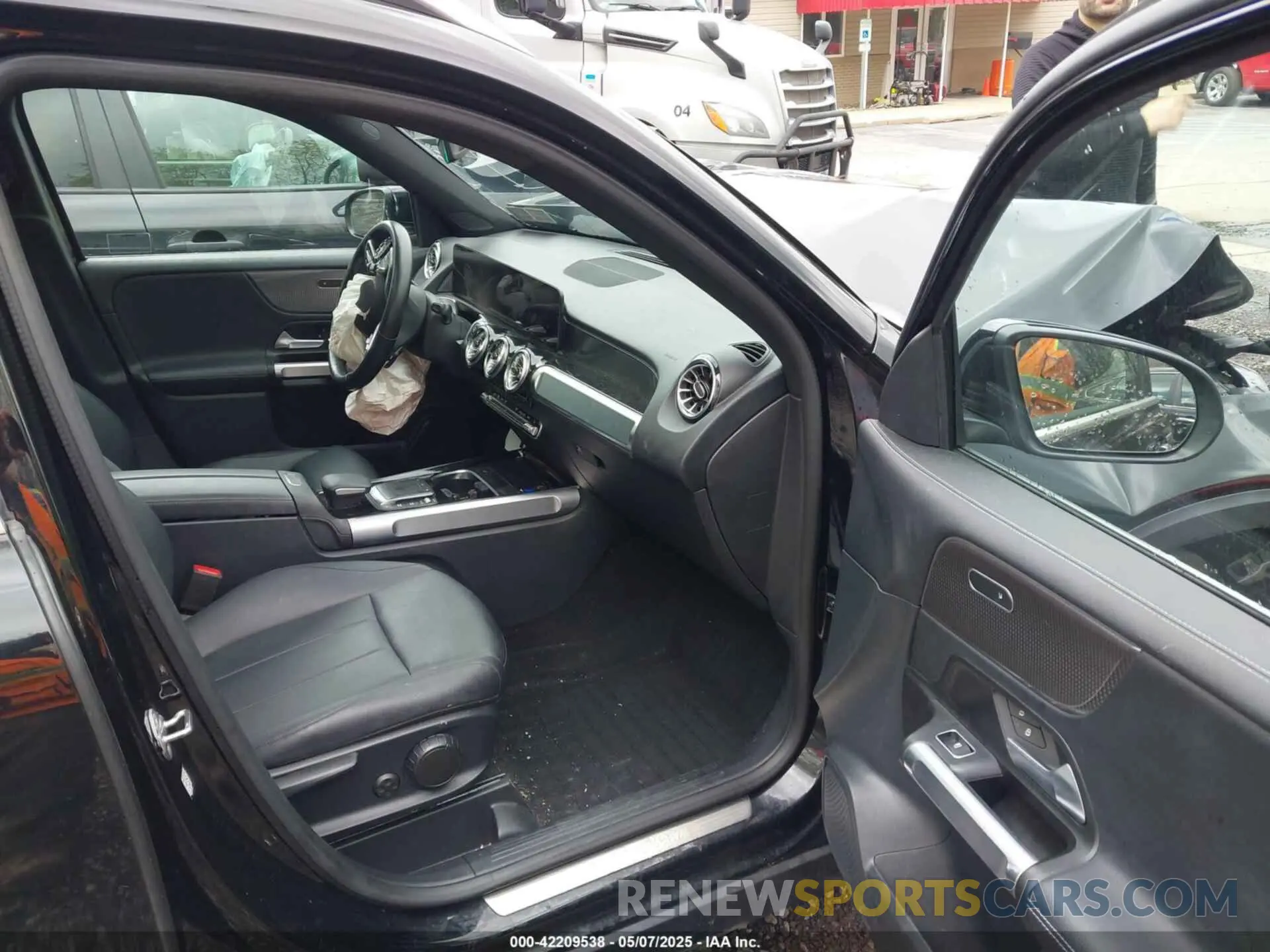 5 Photograph of a damaged car W1N4M4HB3NW247237 MERCEDES-BENZ GLB 250 2022
