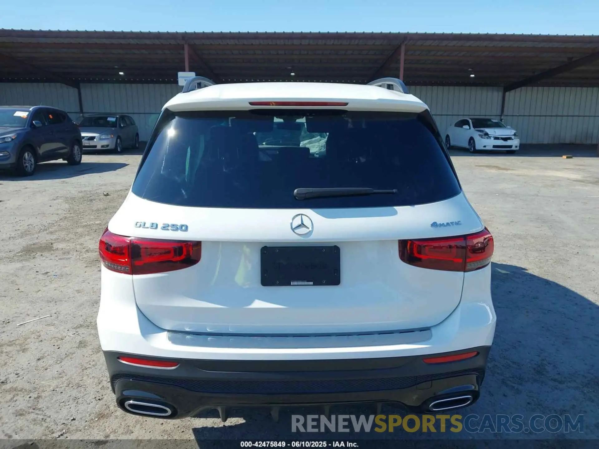 17 Photograph of a damaged car W1N4M4HB5NW242332 MERCEDES-BENZ GLB 250 2022