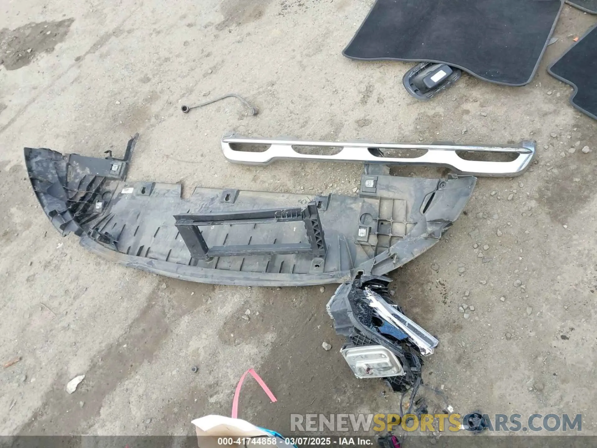12 Photograph of a damaged car W1N4M4HB7NW173675 MERCEDES-BENZ GLB 250 2022