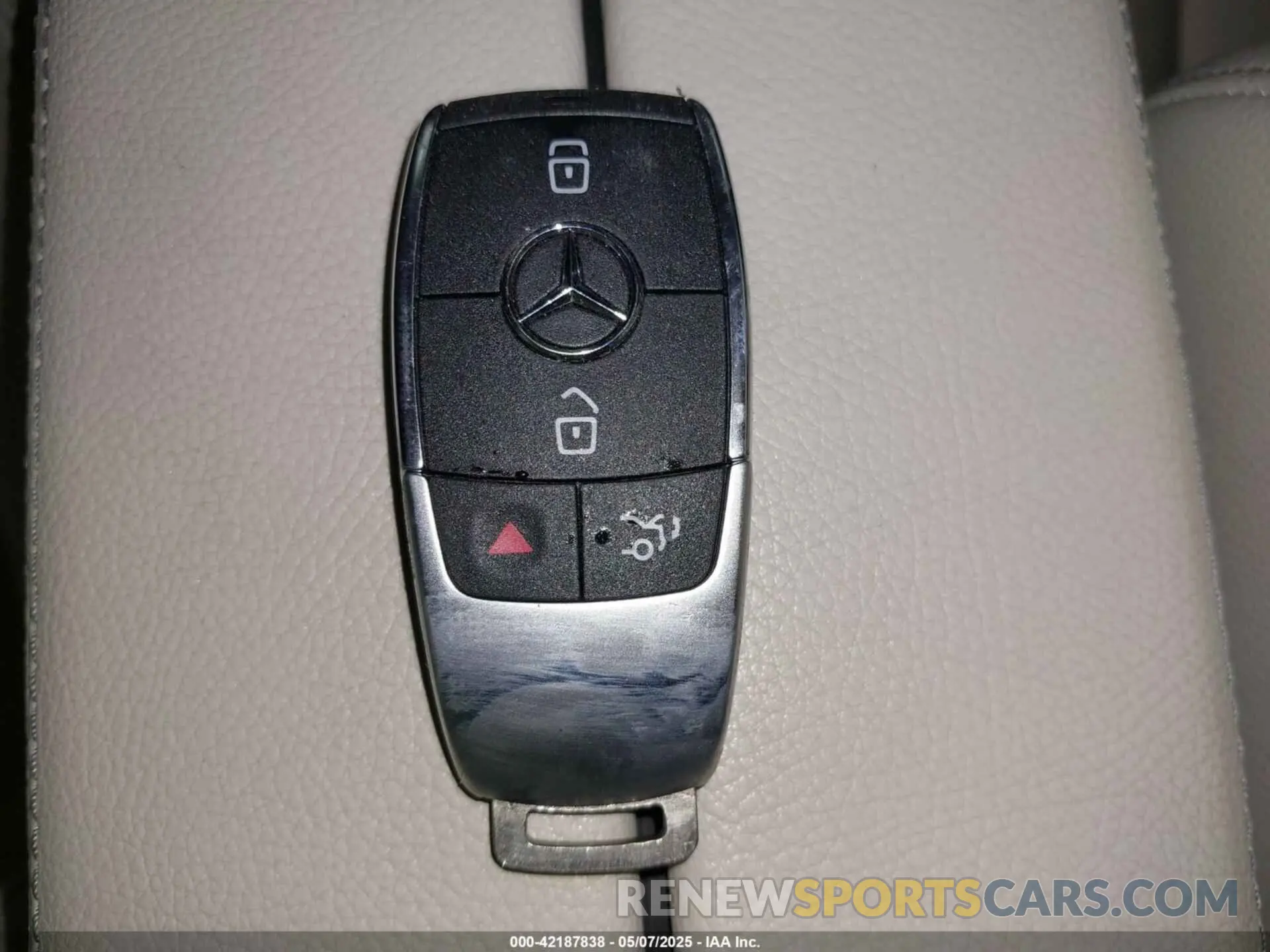 11 Photograph of a damaged car W1N4M4HBXNW242813 MERCEDES-BENZ GLB 250 2022