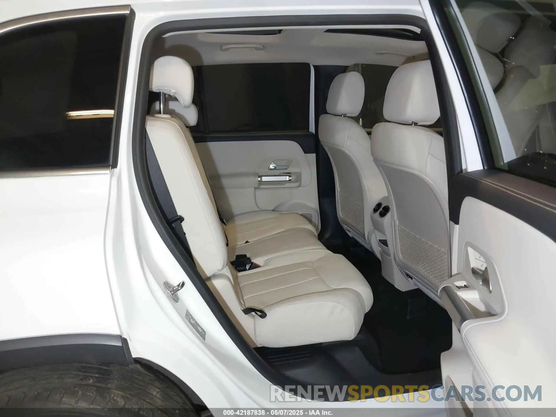 8 Photograph of a damaged car W1N4M4HBXNW242813 MERCEDES-BENZ GLB 250 2022