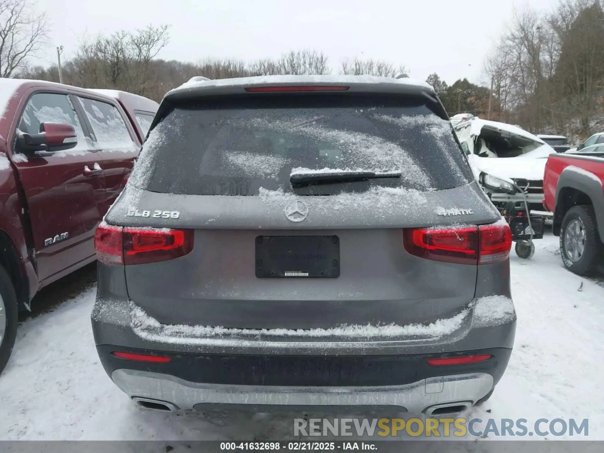 17 Photograph of a damaged car W1N4M4HB0PW321488 MERCEDES-BENZ GLB 250 2023