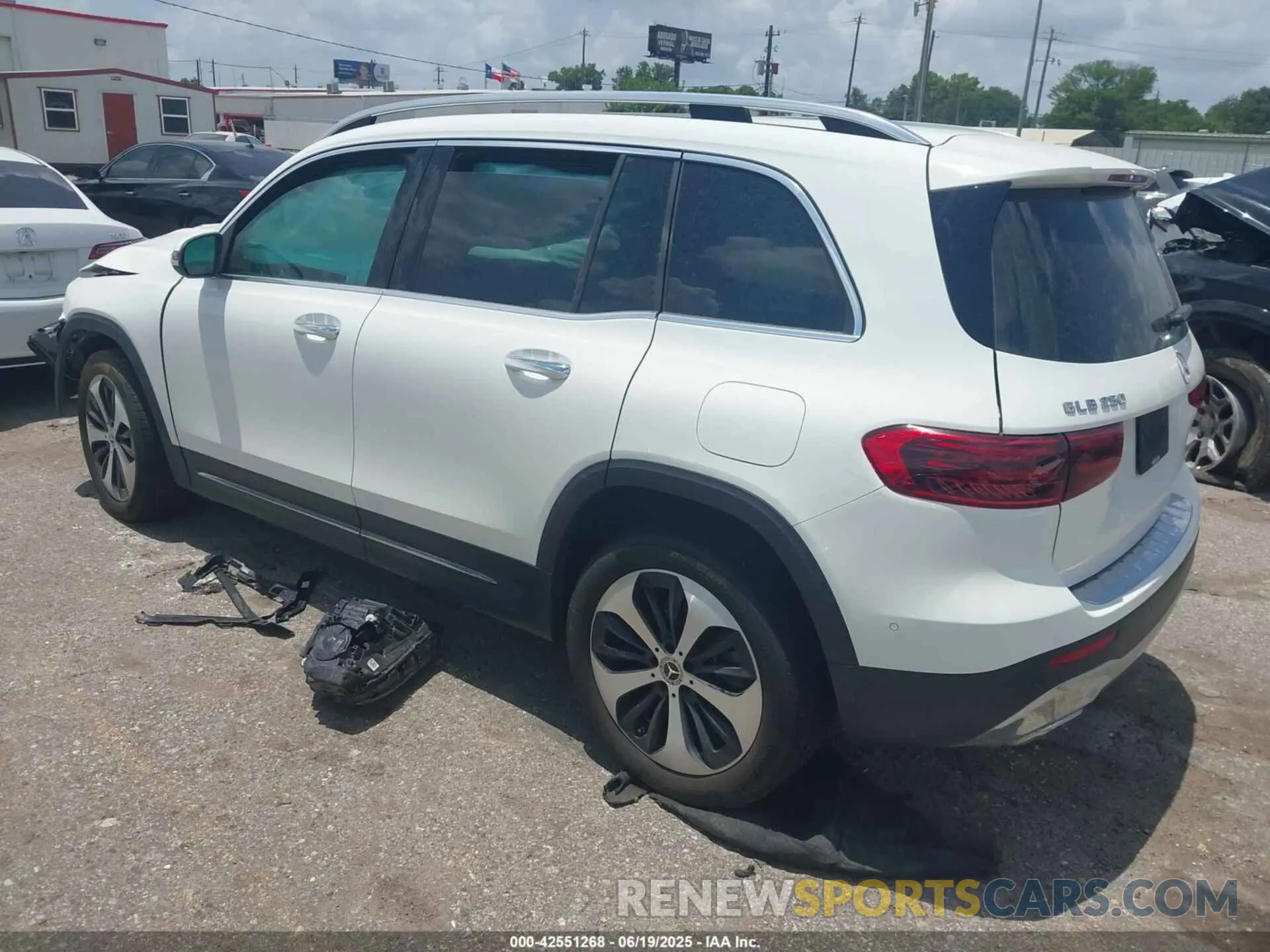 3 Photograph of a damaged car W1N4M4GBXRW353241 MERCEDES-BENZ GLB 250 2024